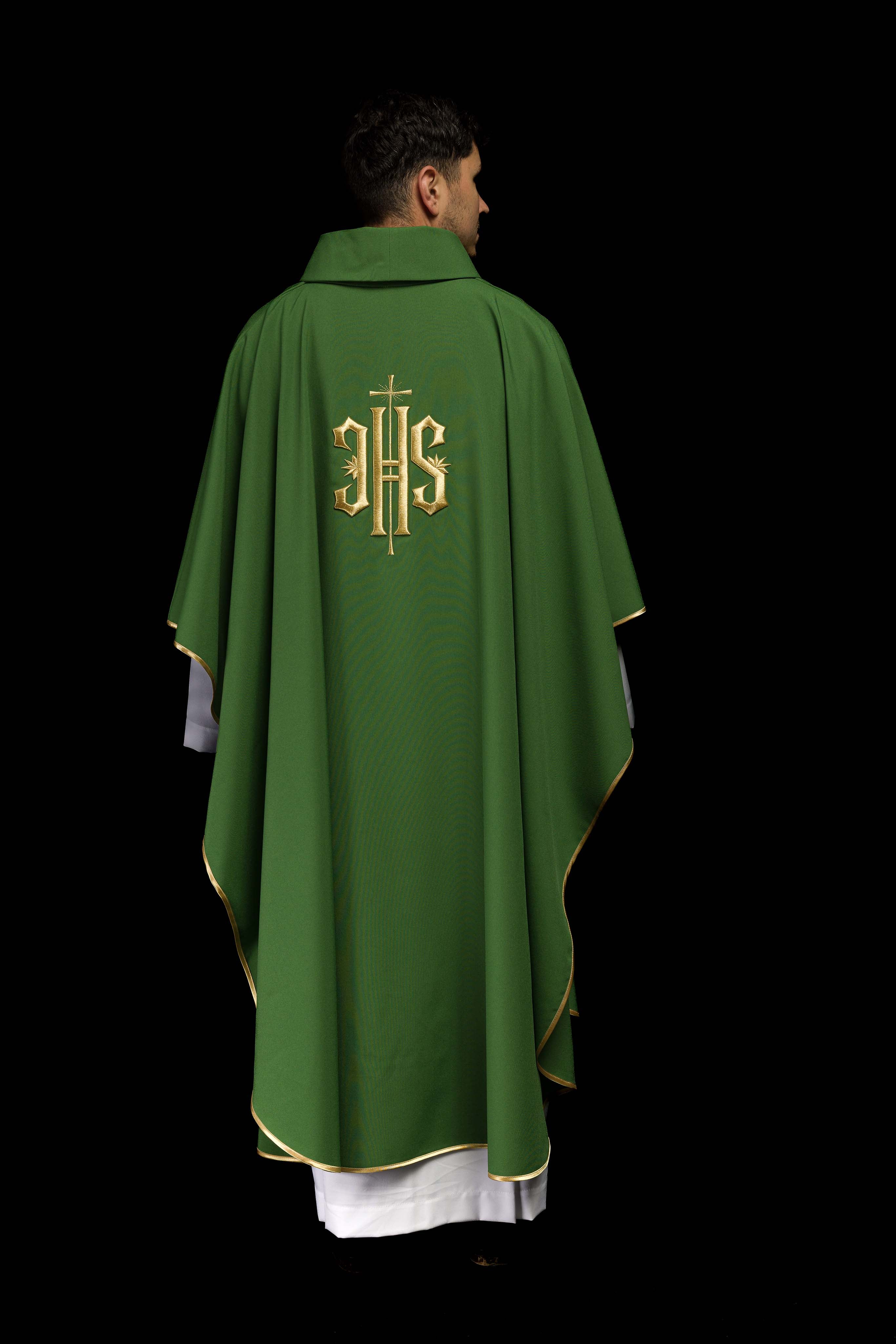 Casula verde bordada com motivo IHS dourado