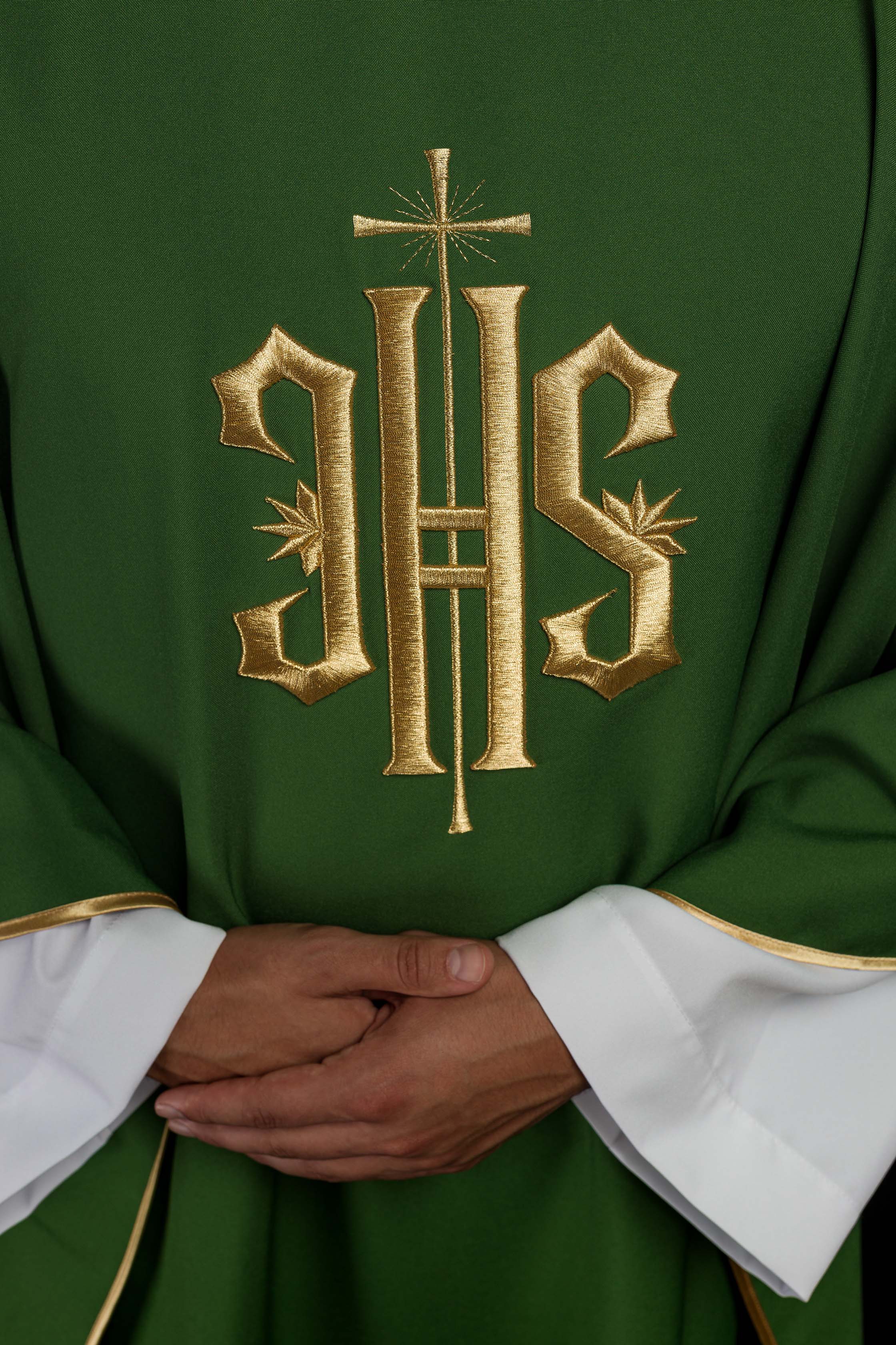 Casula verde bordada com motivo IHS dourado