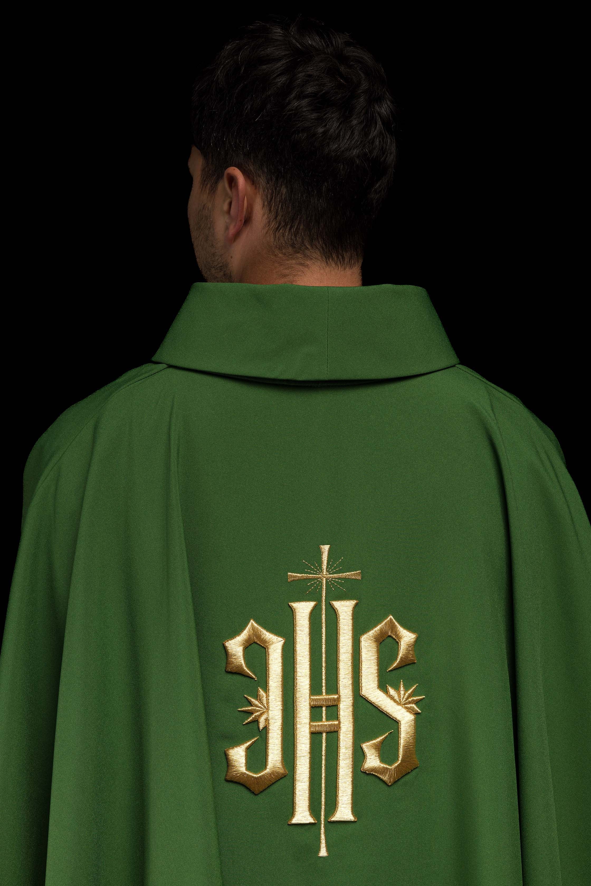 Casula verde bordada com motivo IHS dourado