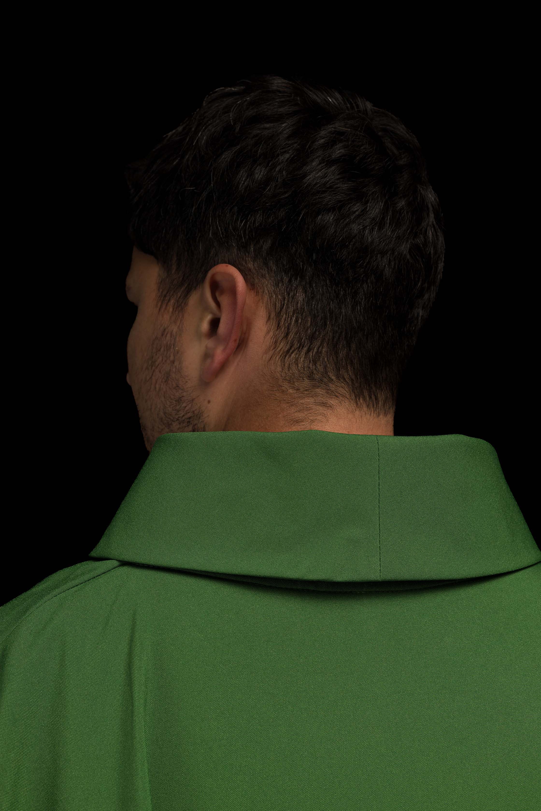Casula verde bordada com motivo IHS dourado