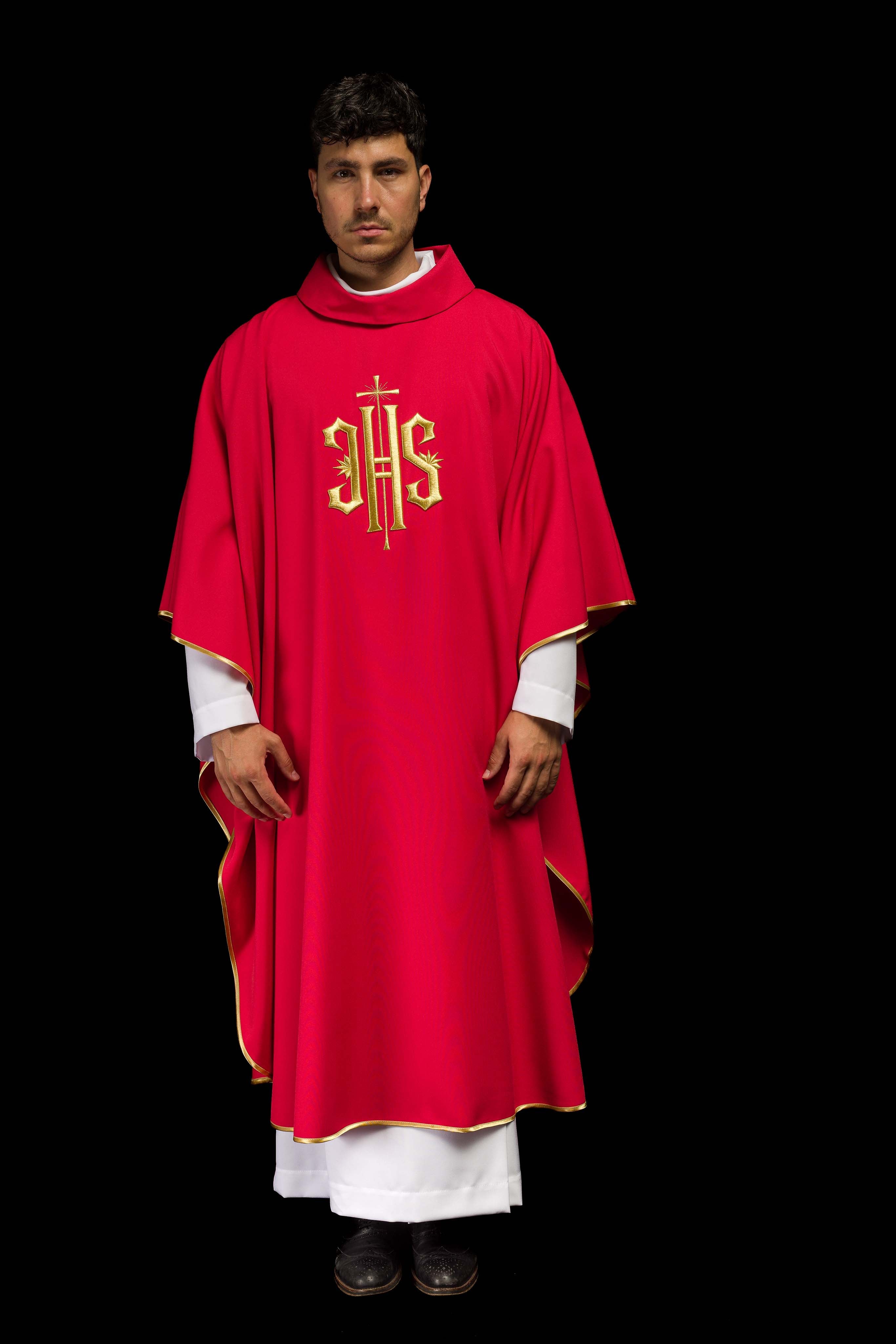 Casula vermelha bordada com motivo dourado IHS - chasubles.com.br
