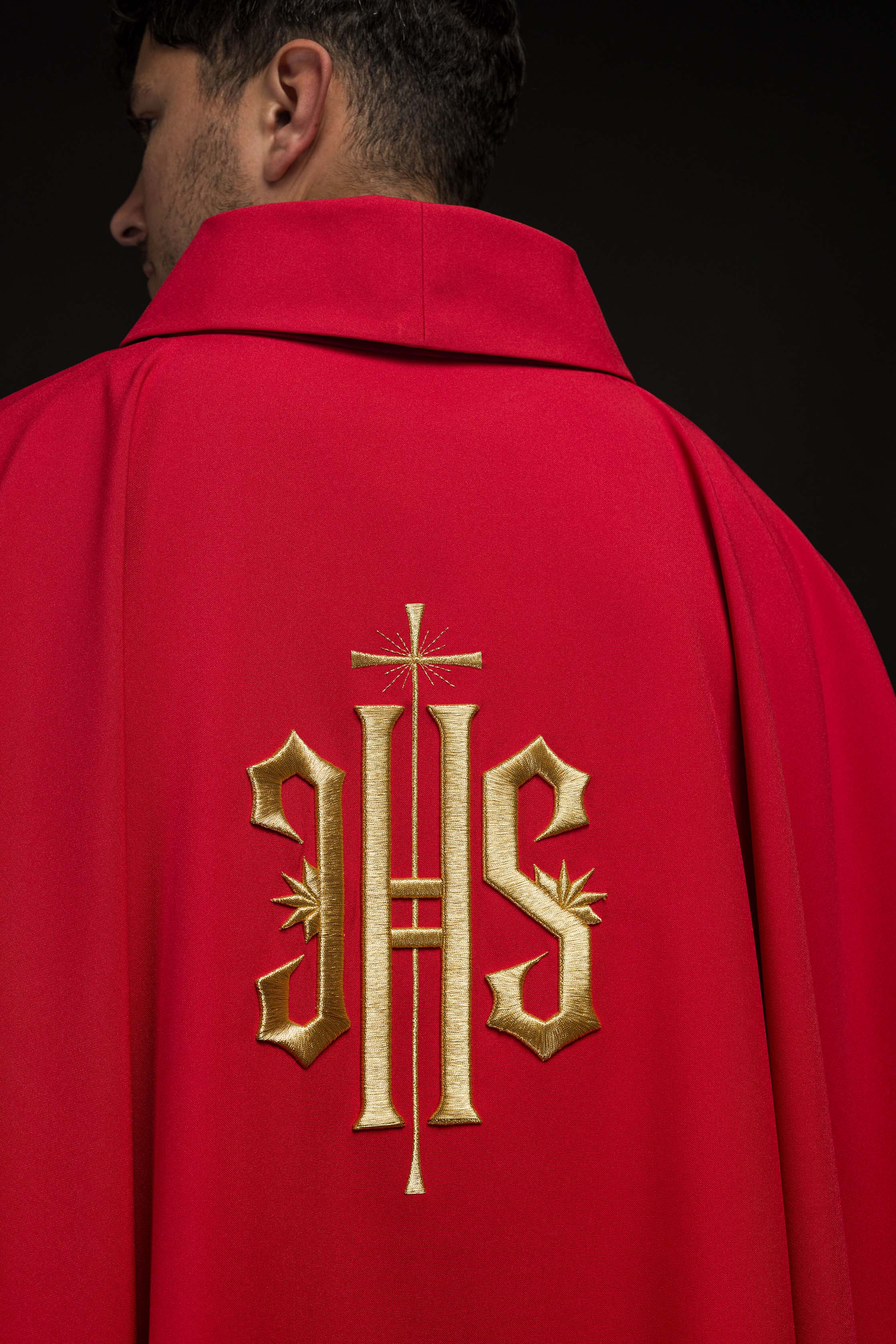 Casula vermelha bordada com motivo dourado IHS - chasubles.com.br