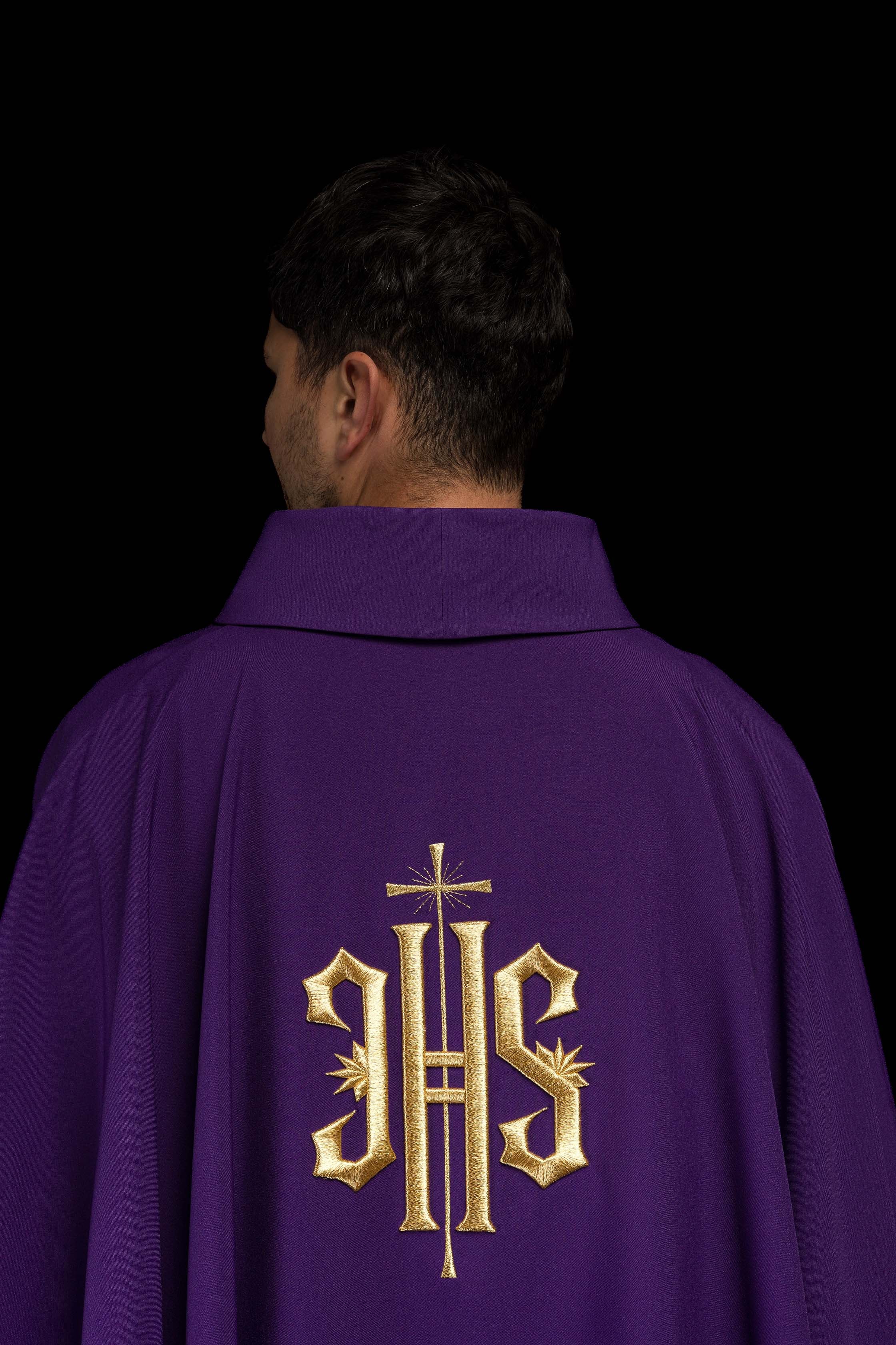 Casula roxa bordada com motivo IHS dourado