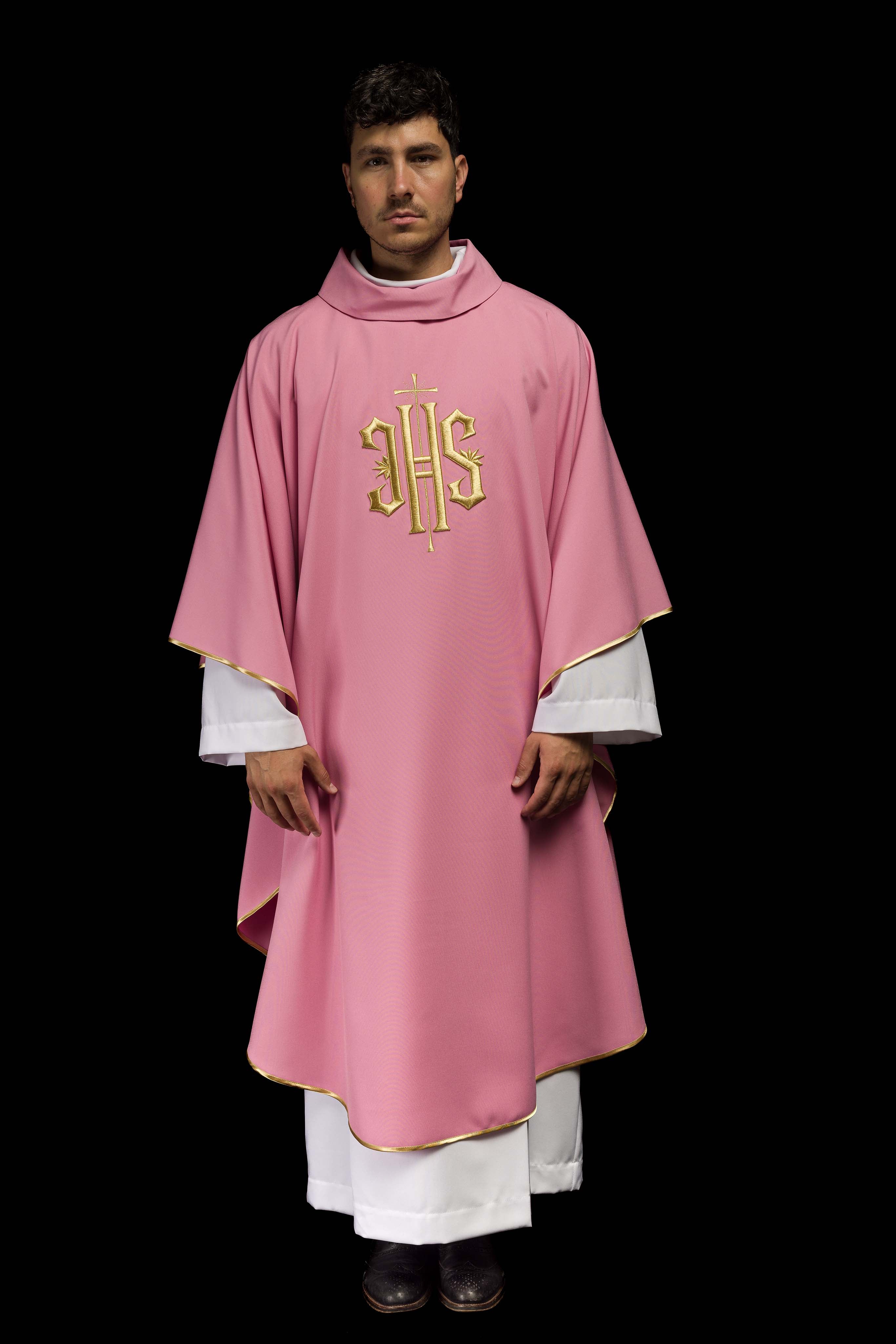 Casula bordada com IHS rosa - chasubles.com.br