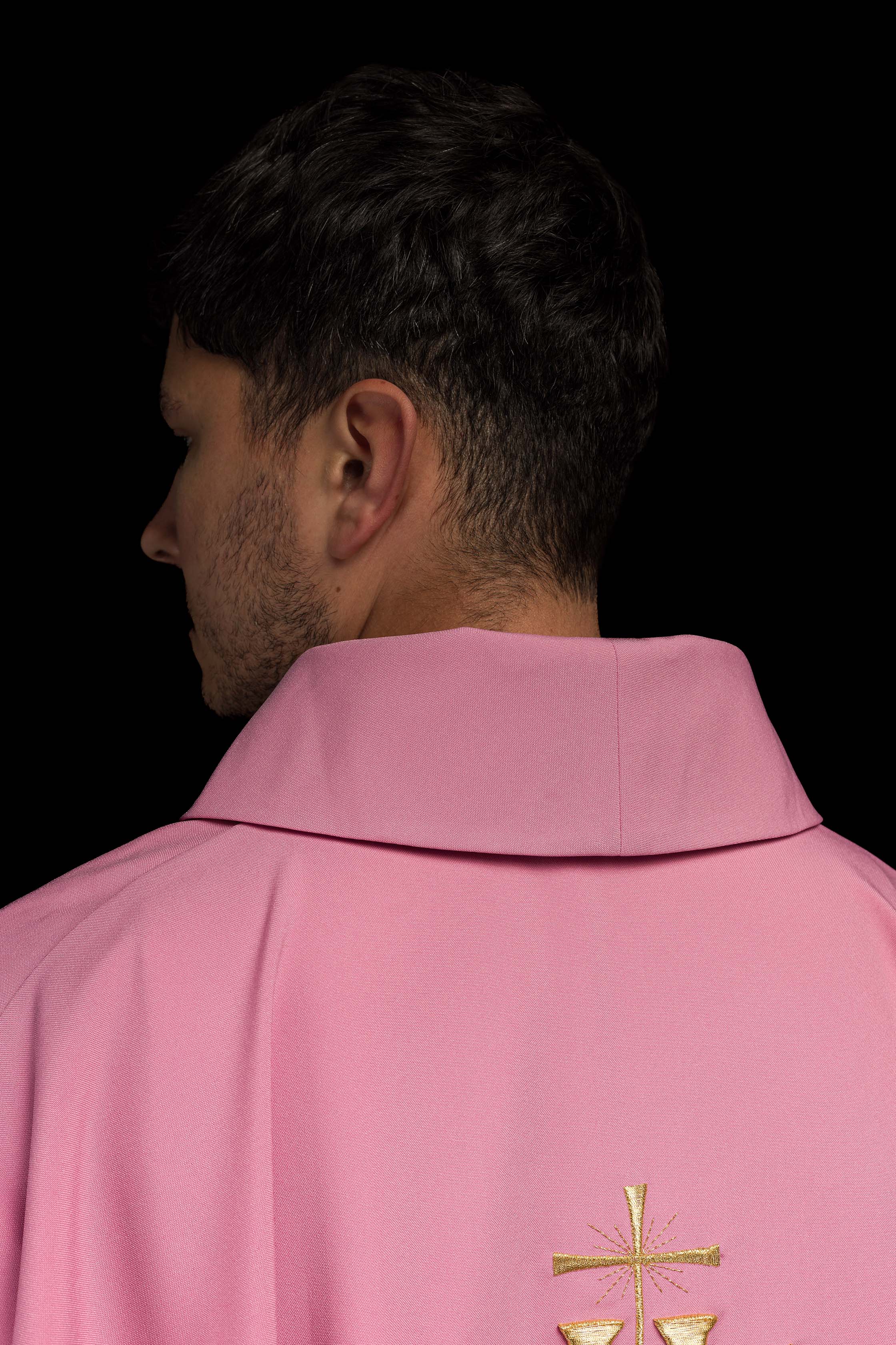 Casula bordada com IHS rosa - chasubles.com.br