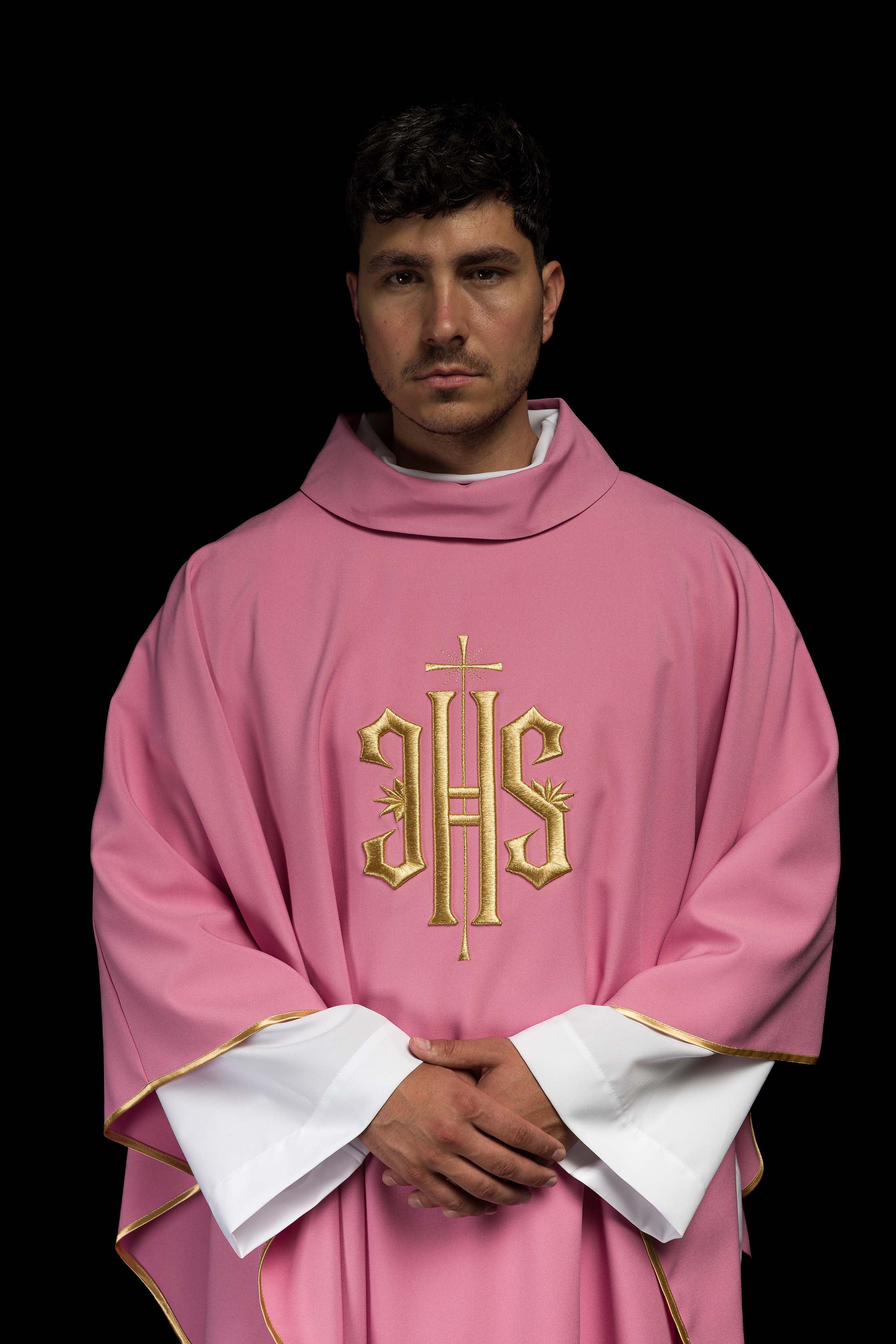 Casula bordada com IHS rosa - chasubles.com.br