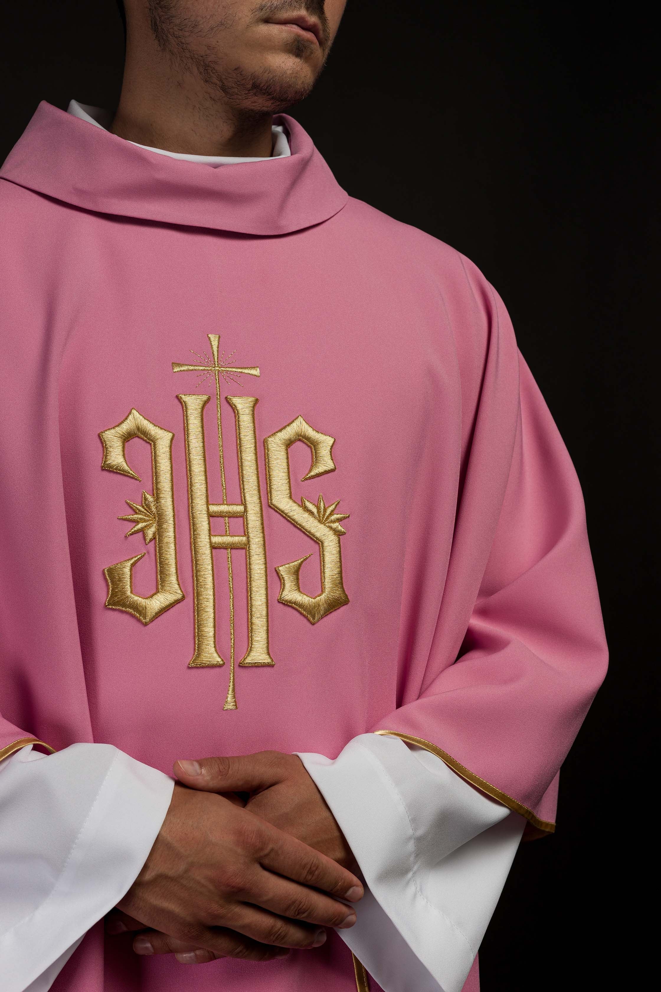 Casula bordada com IHS rosa - chasubles.com.br