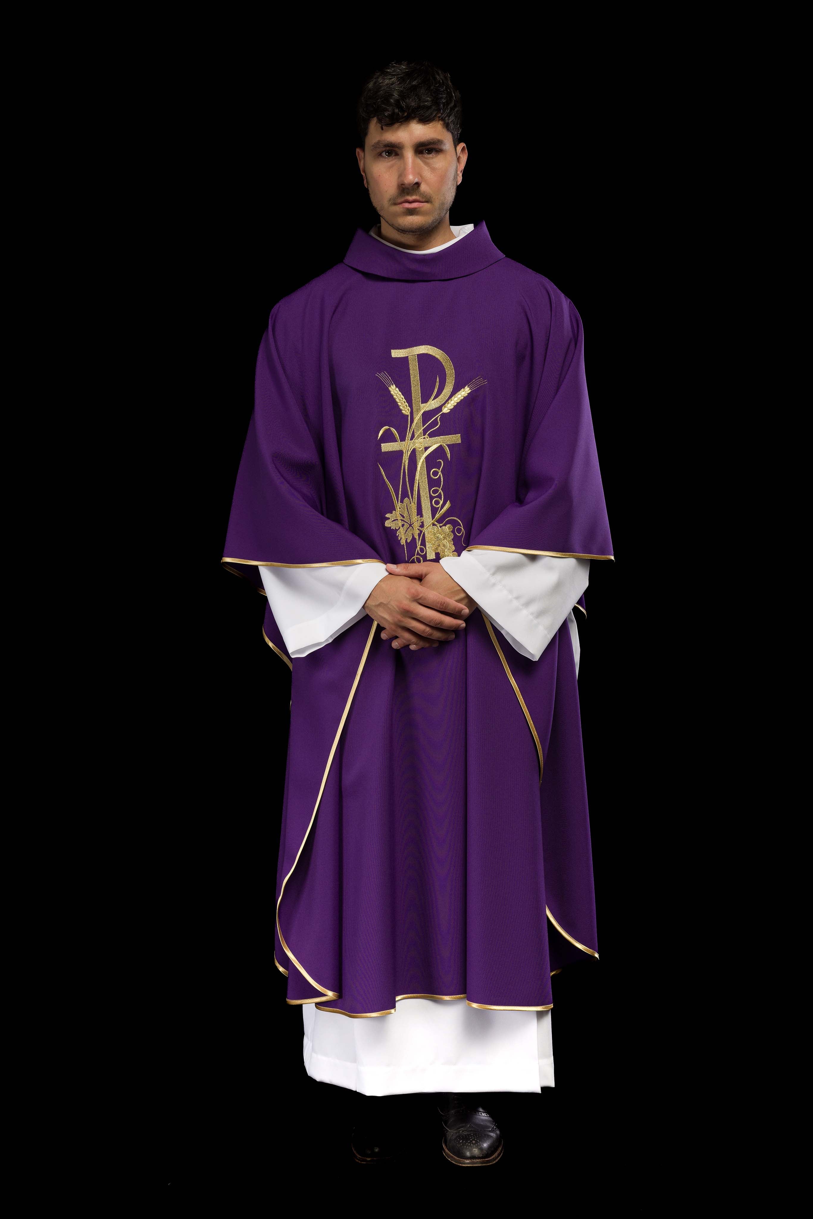 Casula roxa com bordado dourado do símbolo PAX - chasubles.com.br