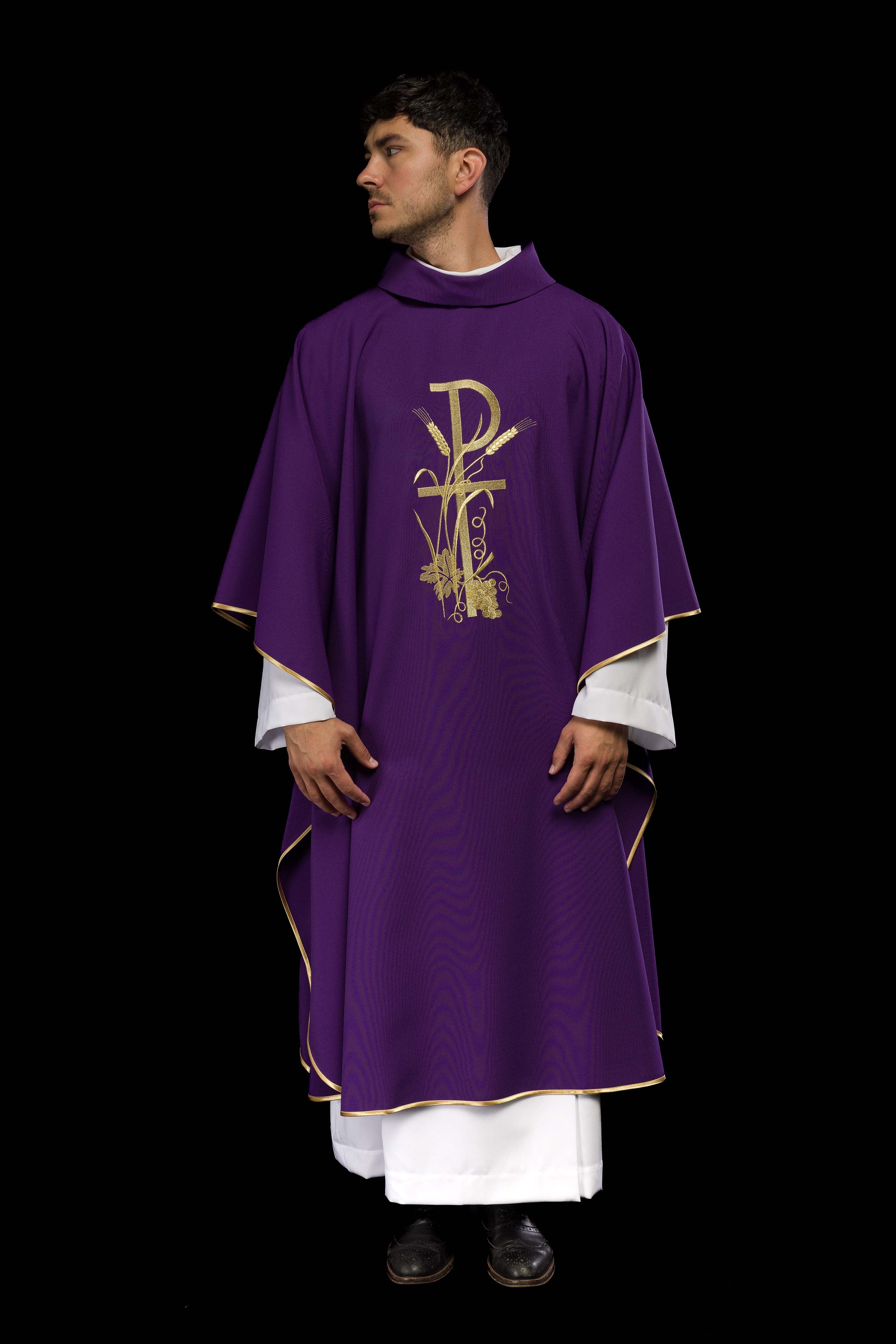 Casula roxa com bordado dourado do símbolo PAX - chasubles.com.br