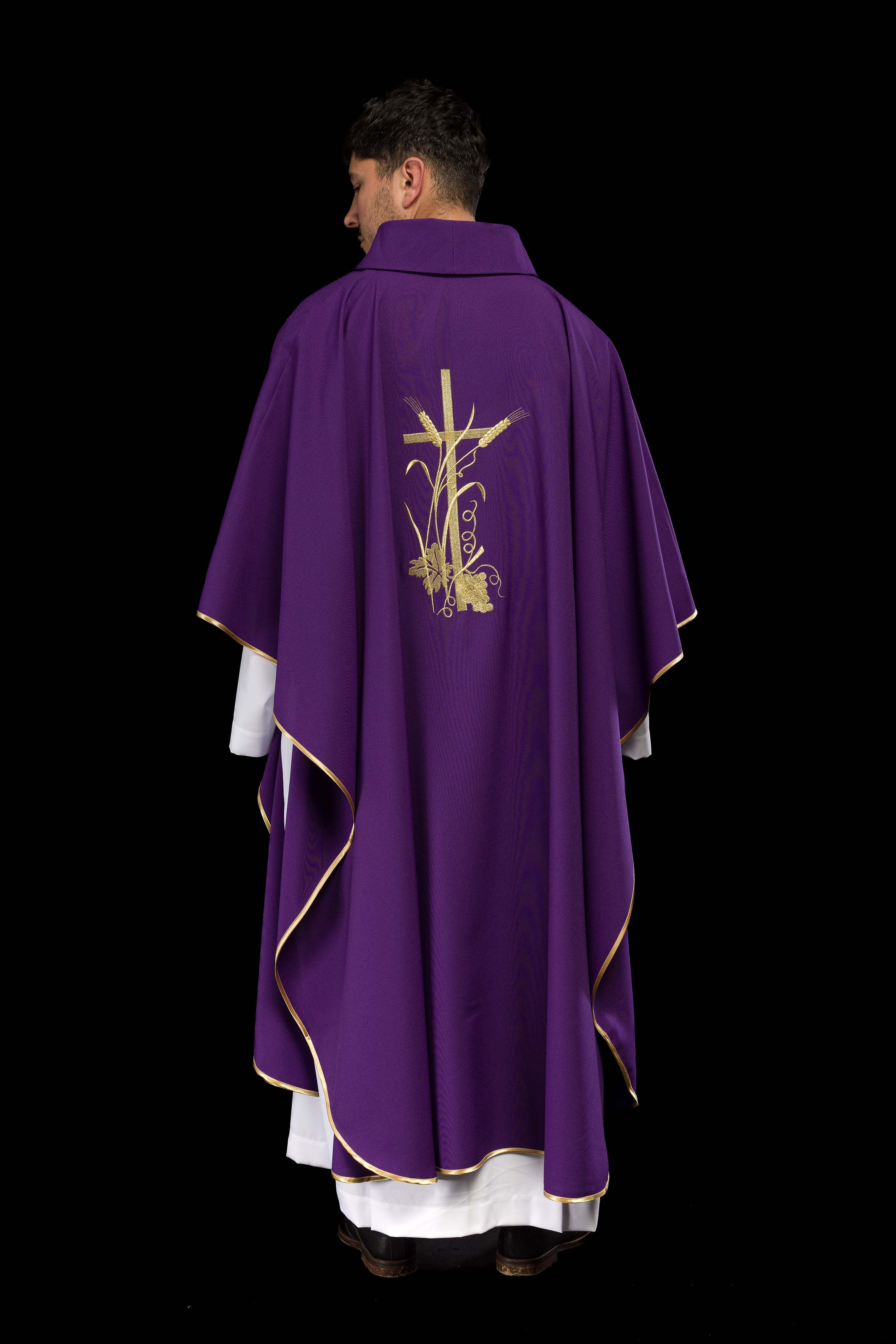 Casula roxa com bordado dourado do símbolo PAX - chasubles.com.br