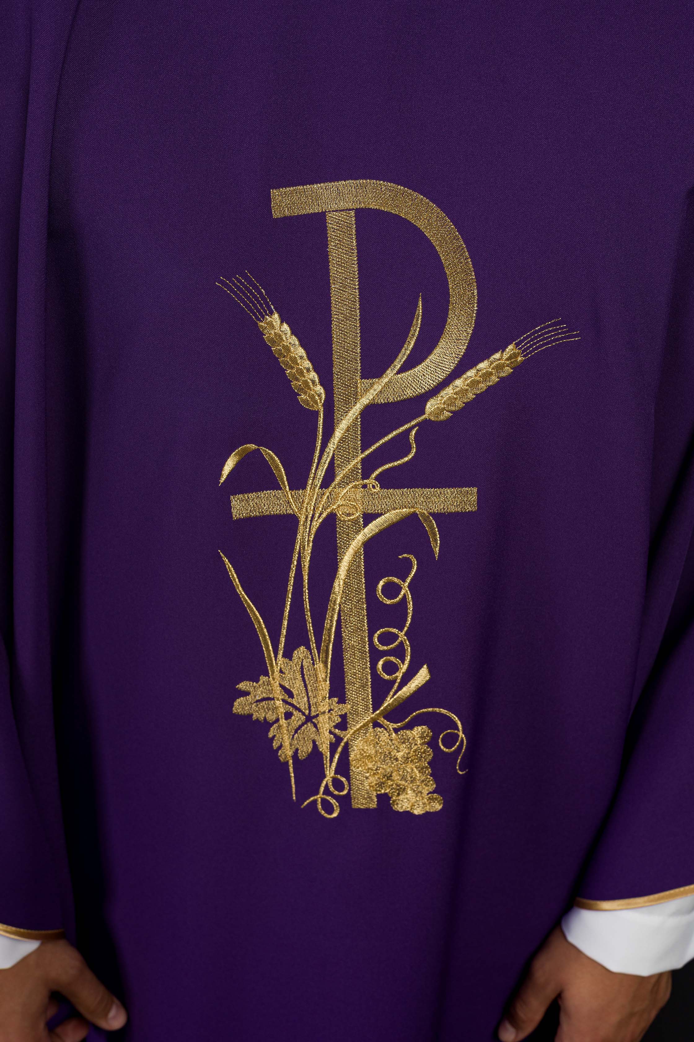 Casula roxa com bordado dourado do símbolo PAX - chasubles.com.br