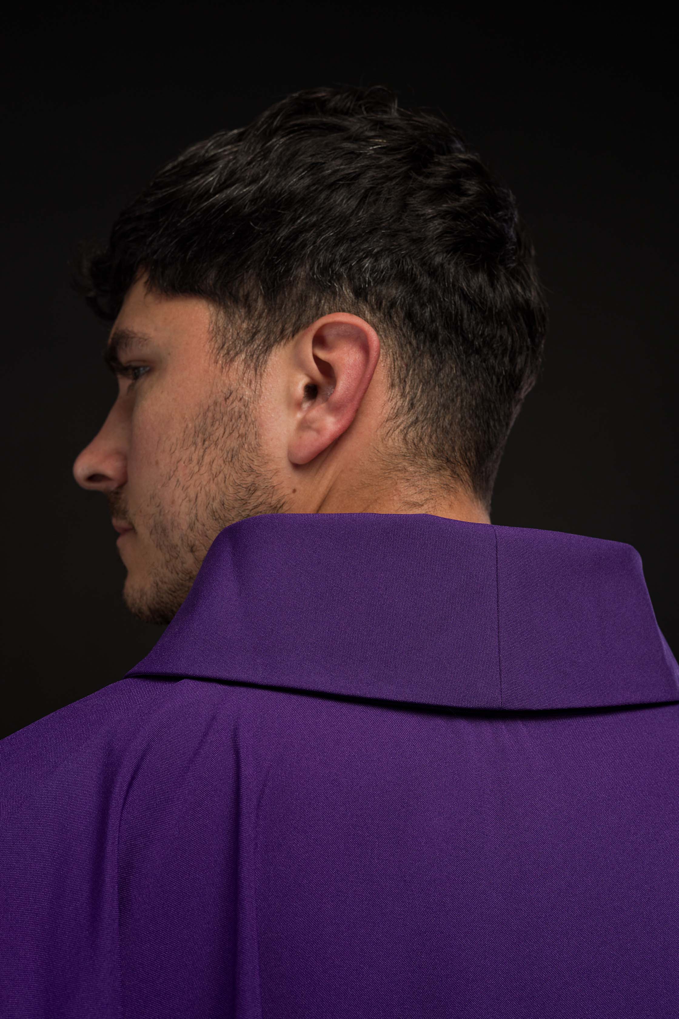 Casula roxa com bordado dourado do símbolo PAX - chasubles.com.br