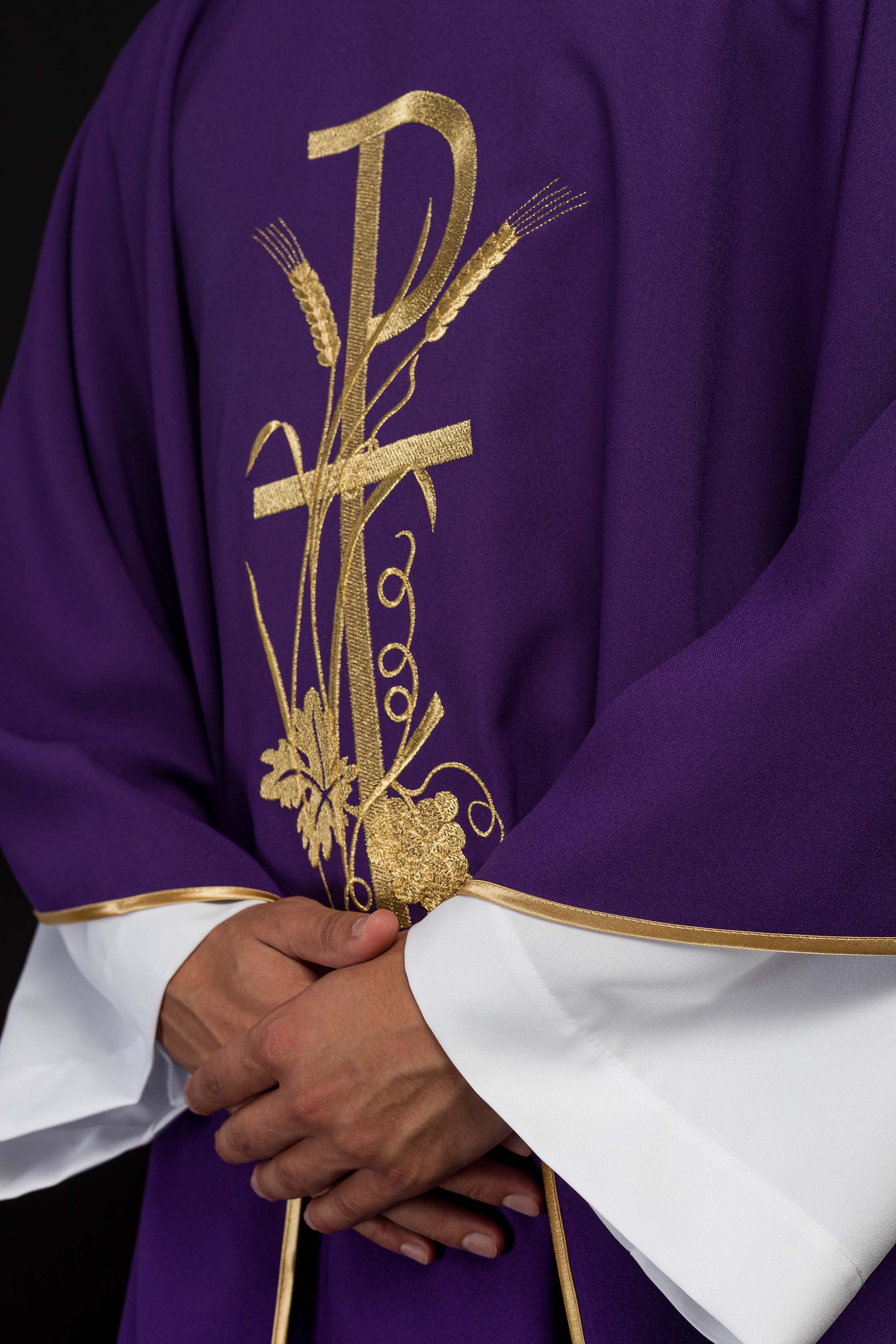 Casula roxa com bordado dourado do símbolo PAX - chasubles.com.br