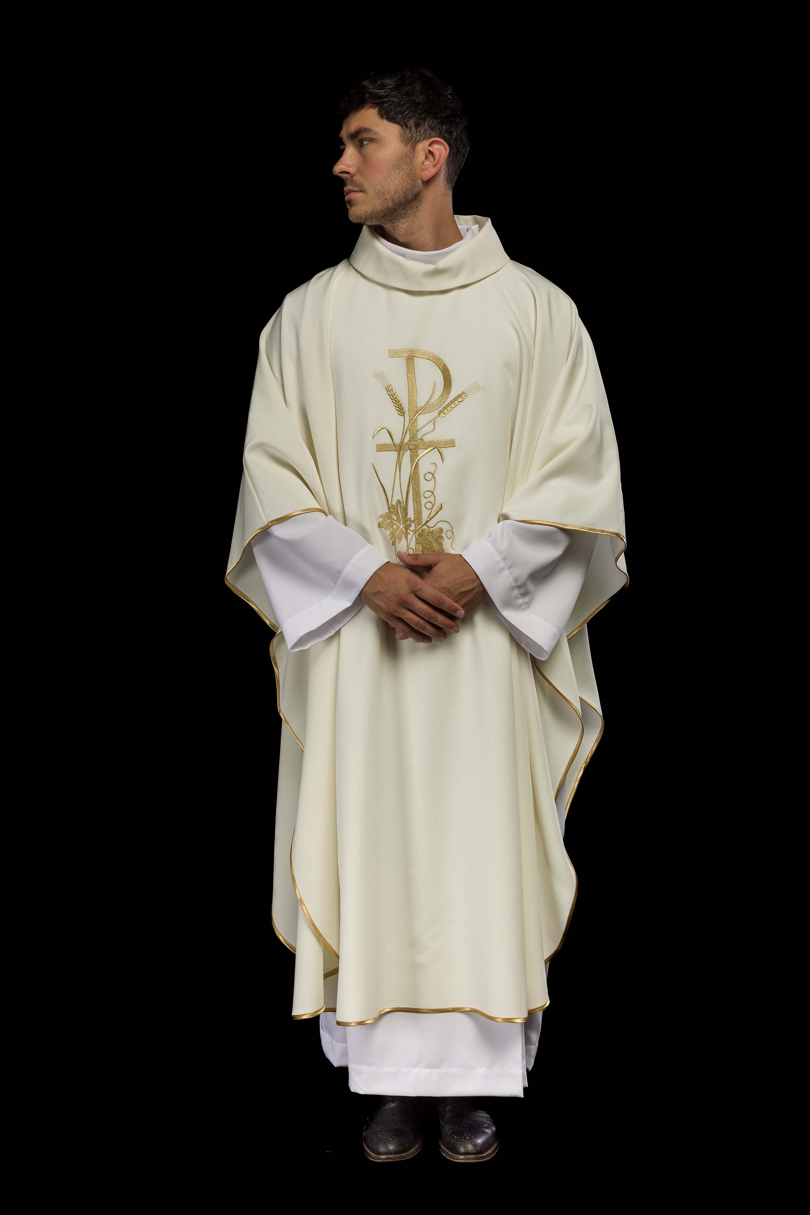 Casula bordada na cor creme - chasubles.com.br
