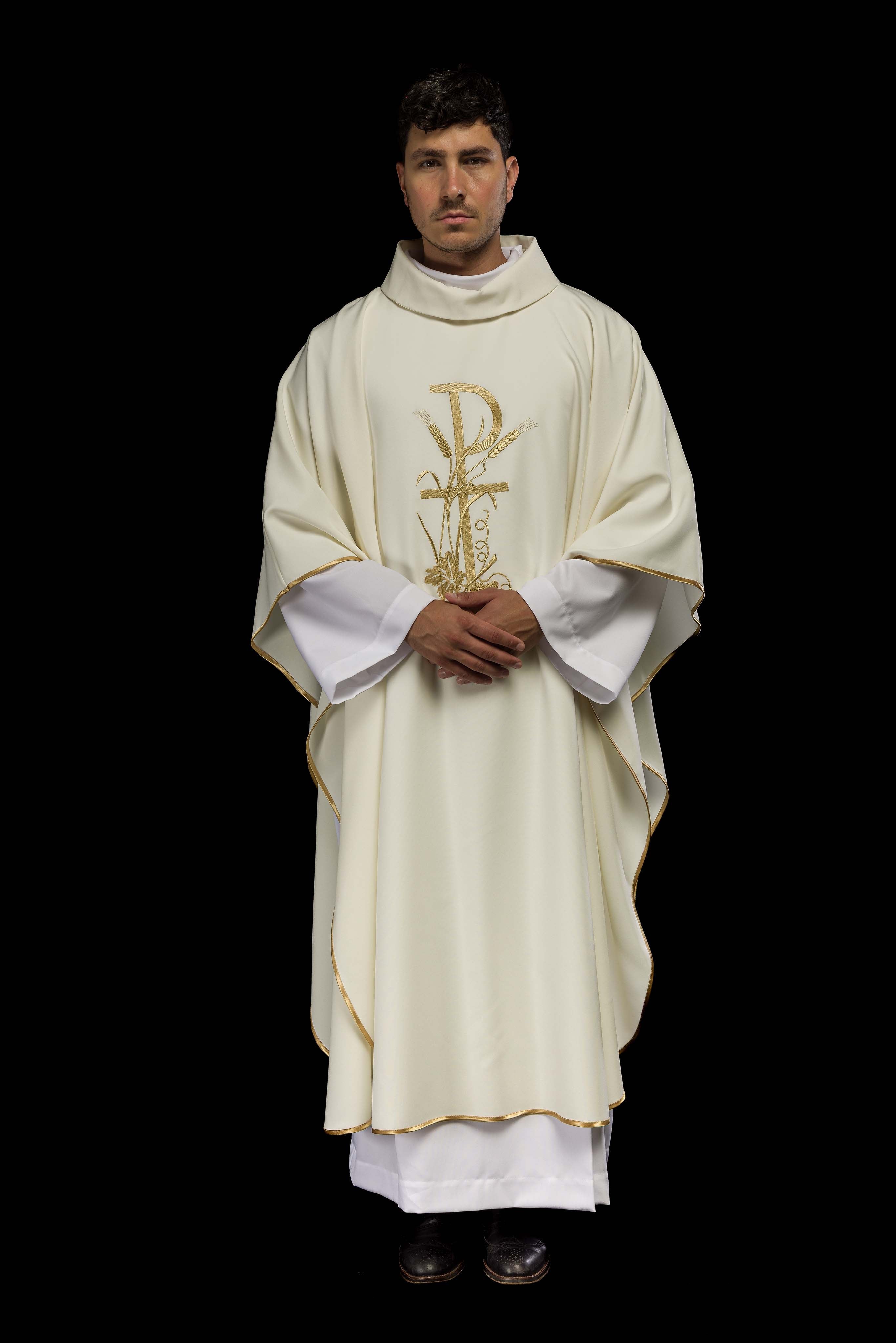 Casula bordada na cor creme - chasubles.com.br