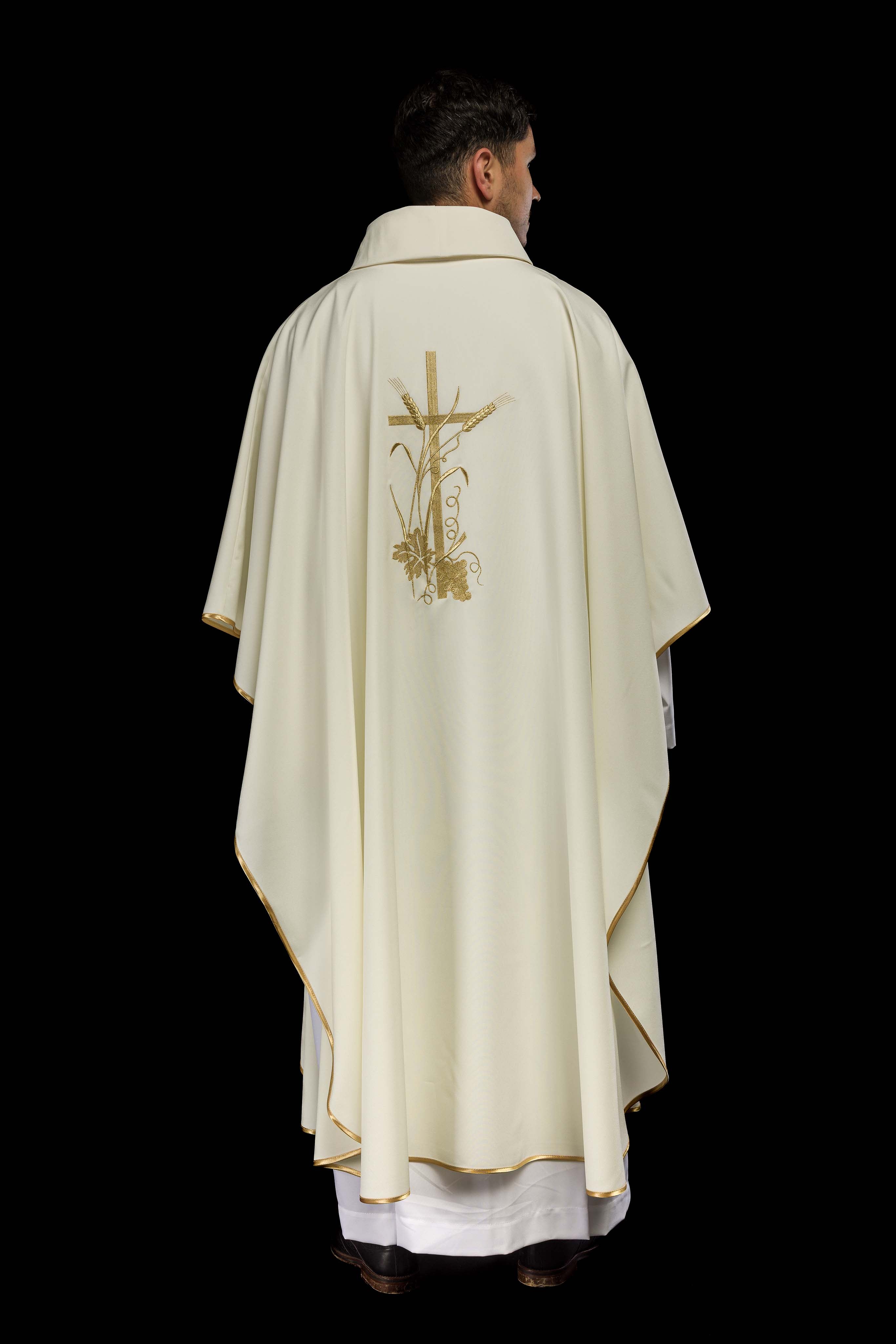 Casula bordada na cor creme - chasubles.com.br