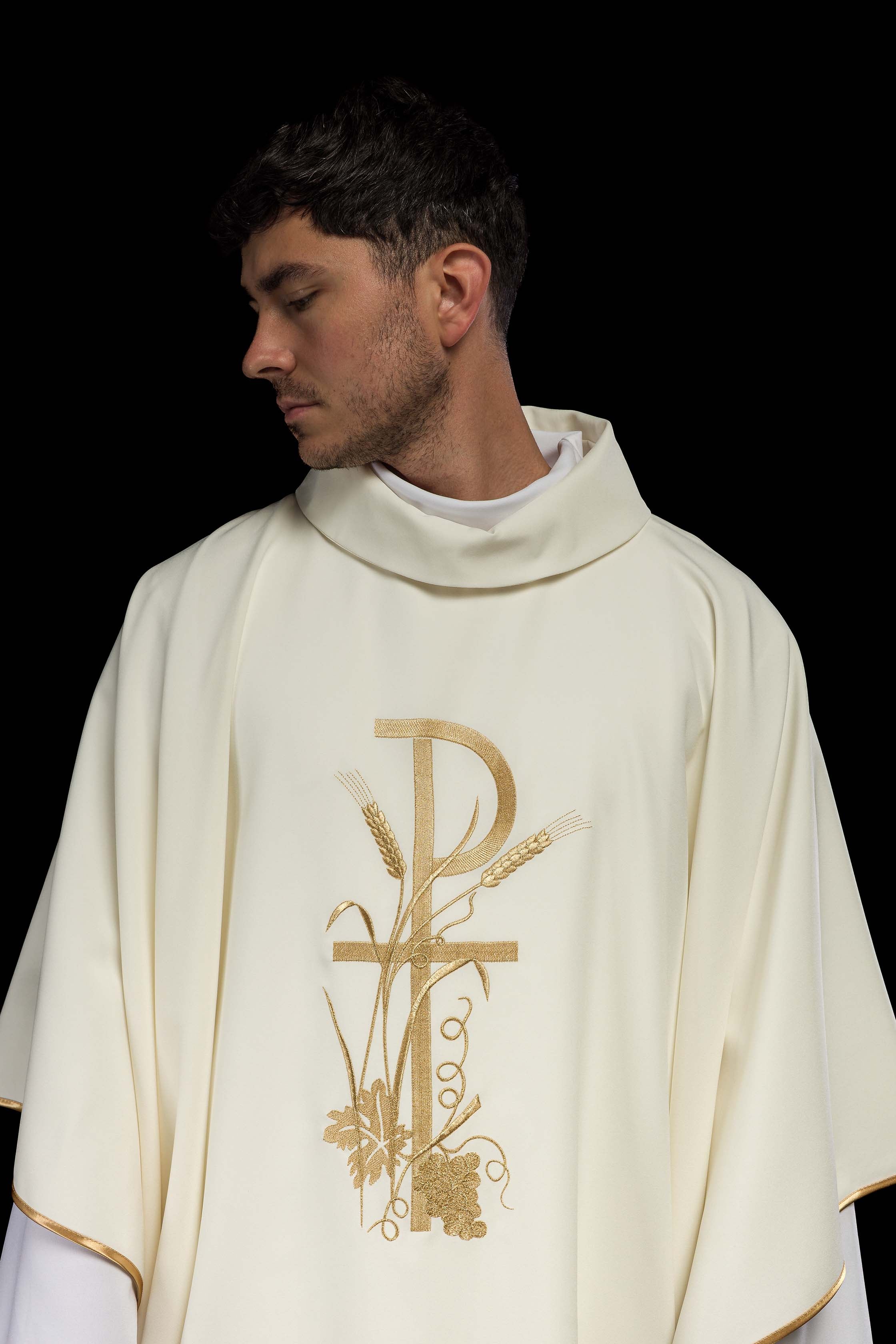Casula bordada na cor creme - chasubles.com.br