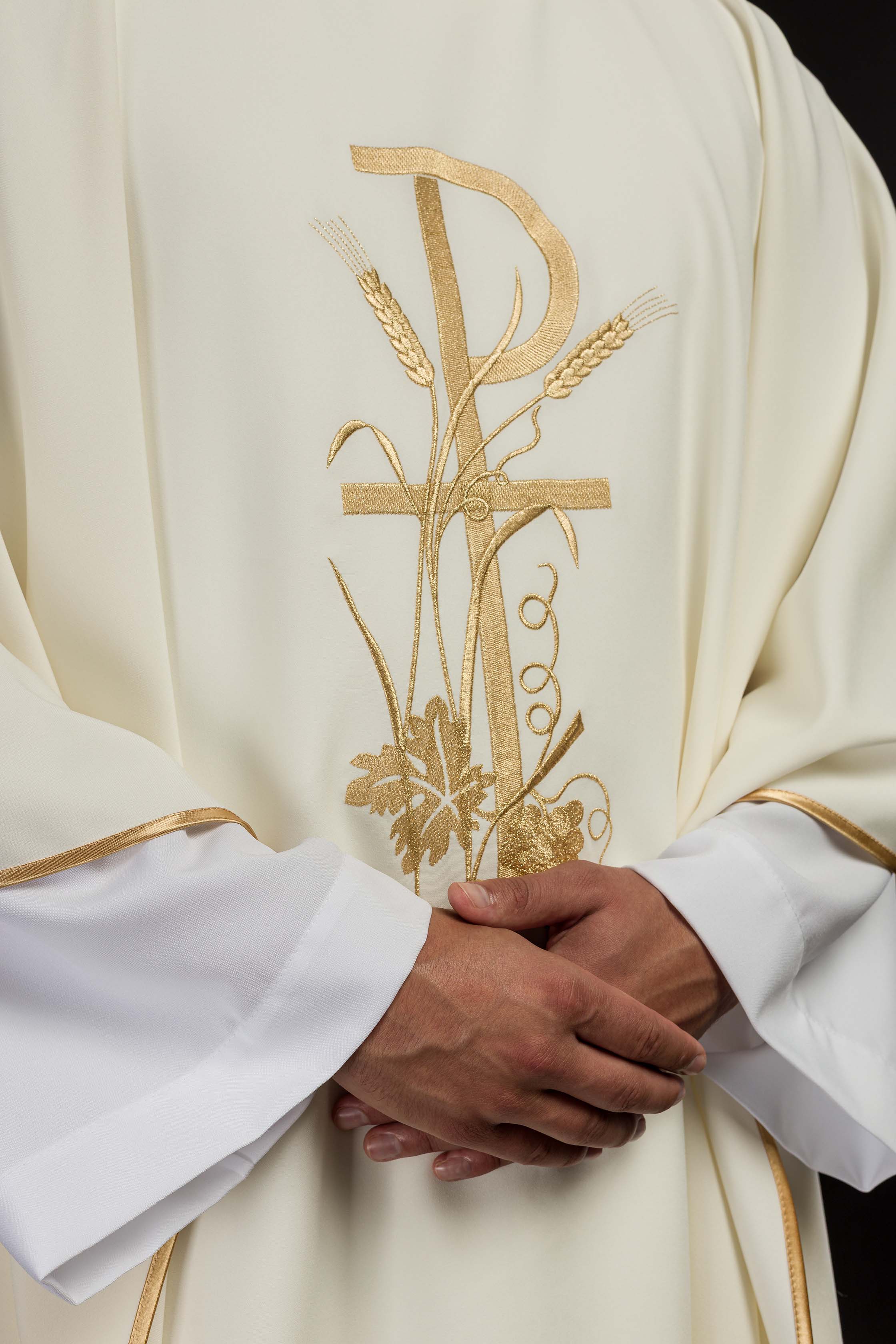 Casula bordada na cor creme - chasubles.com.br