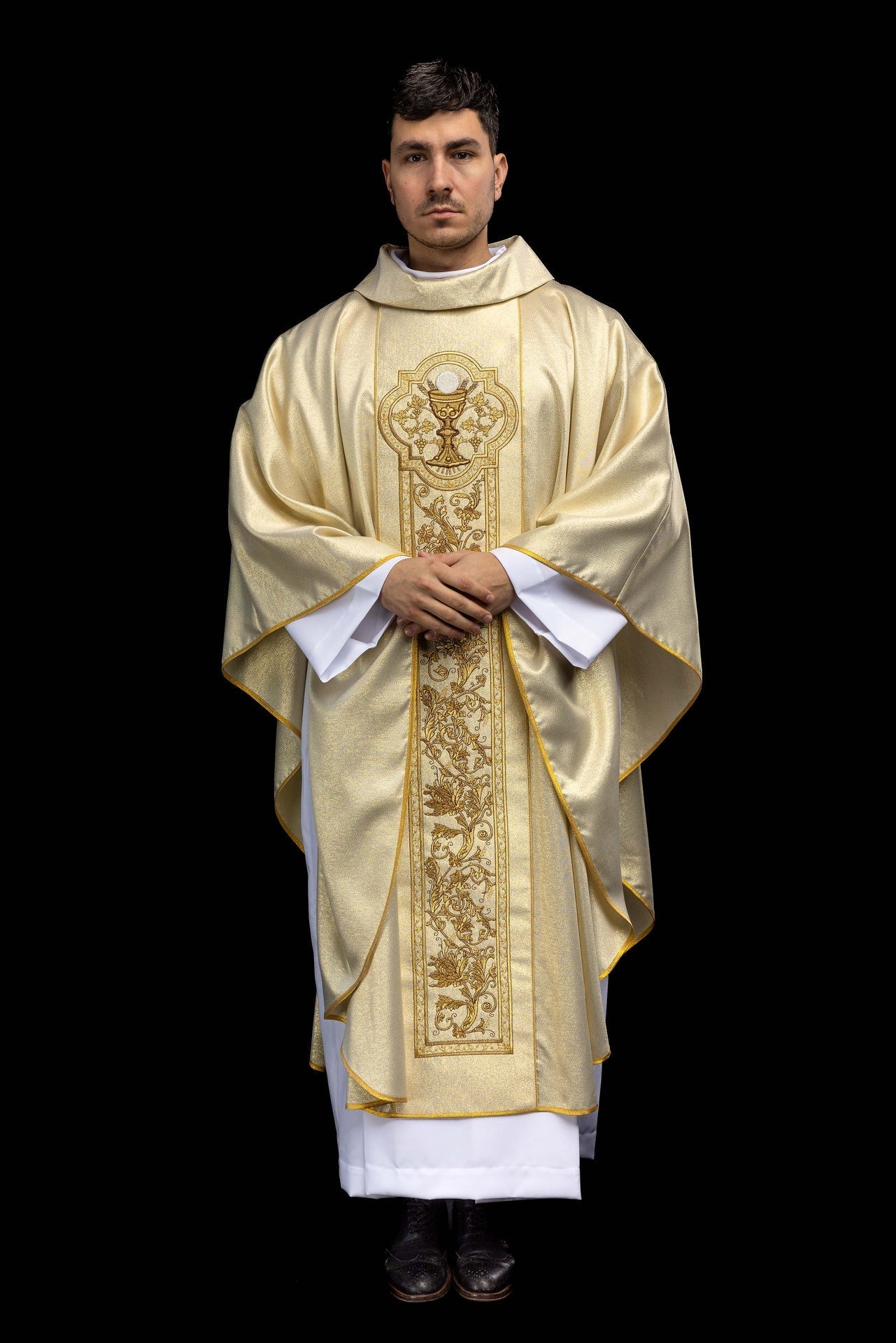 Casula dourada com bordado de cálice eucarístico - chasubles.com.br