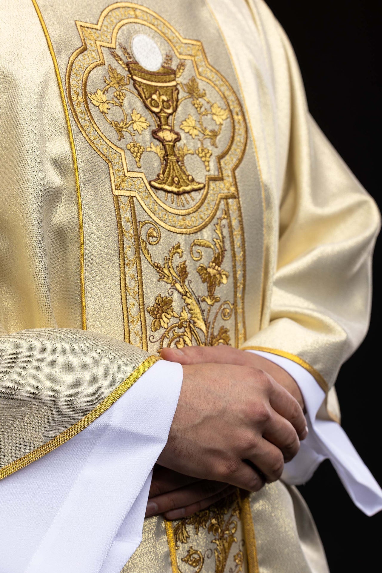Casula dourada com bordado de cálice eucarístico - chasubles.com.br