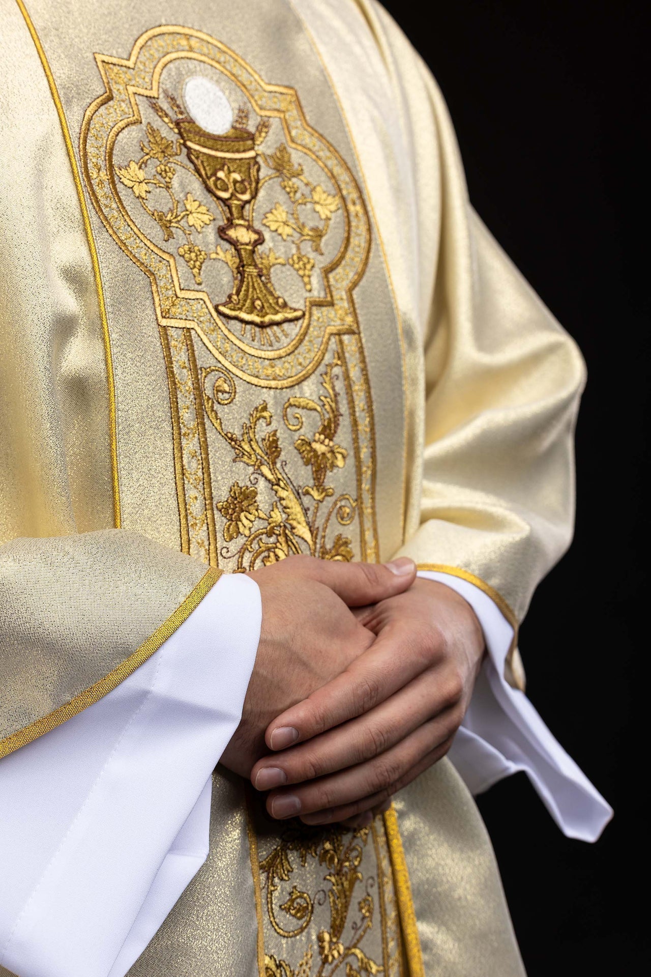 Casula dourada com bordado de cálice eucarístico - chasubles.com.br