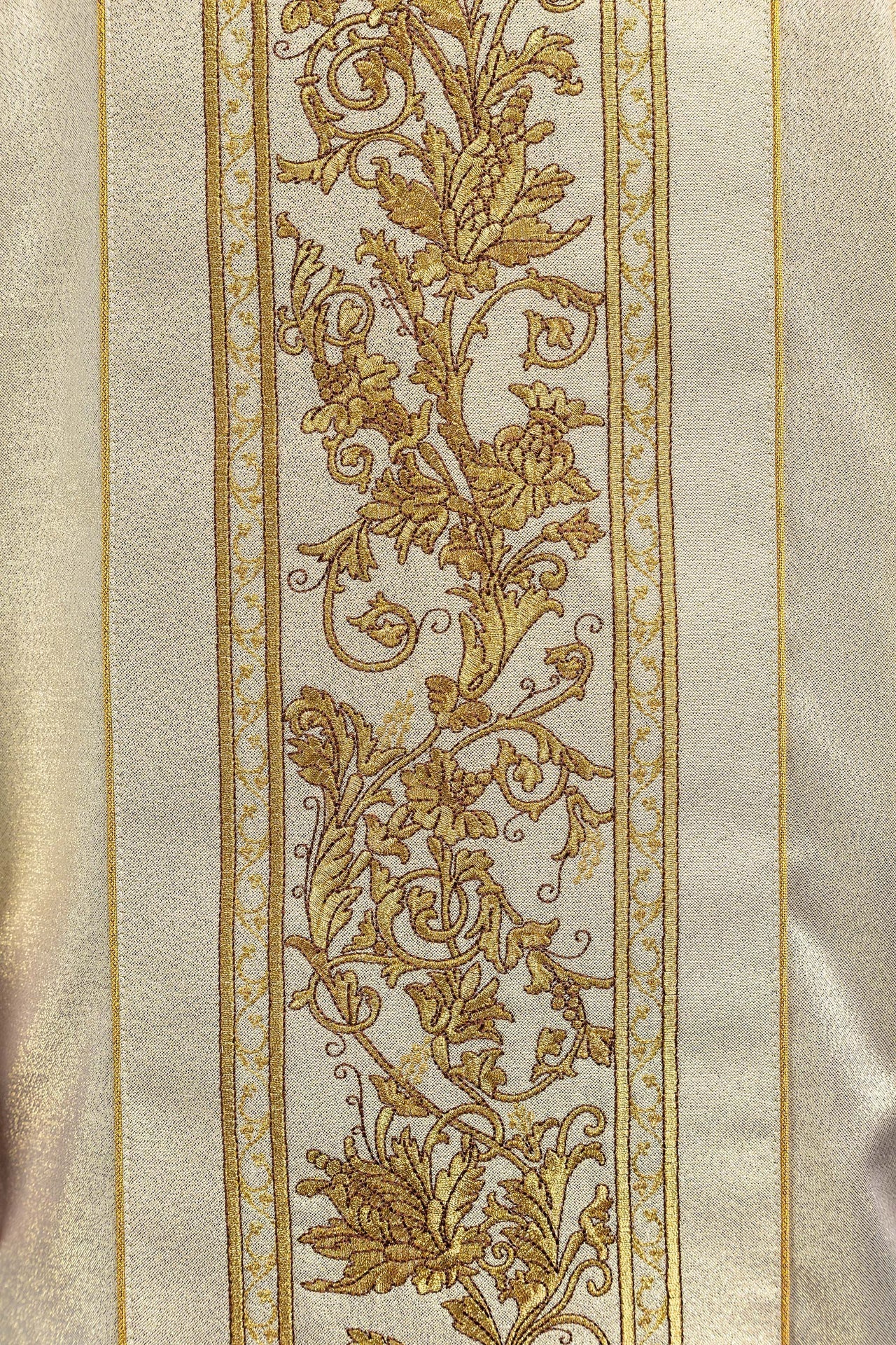 Casula dourada com bordado de cálice eucarístico - chasubles.com.br