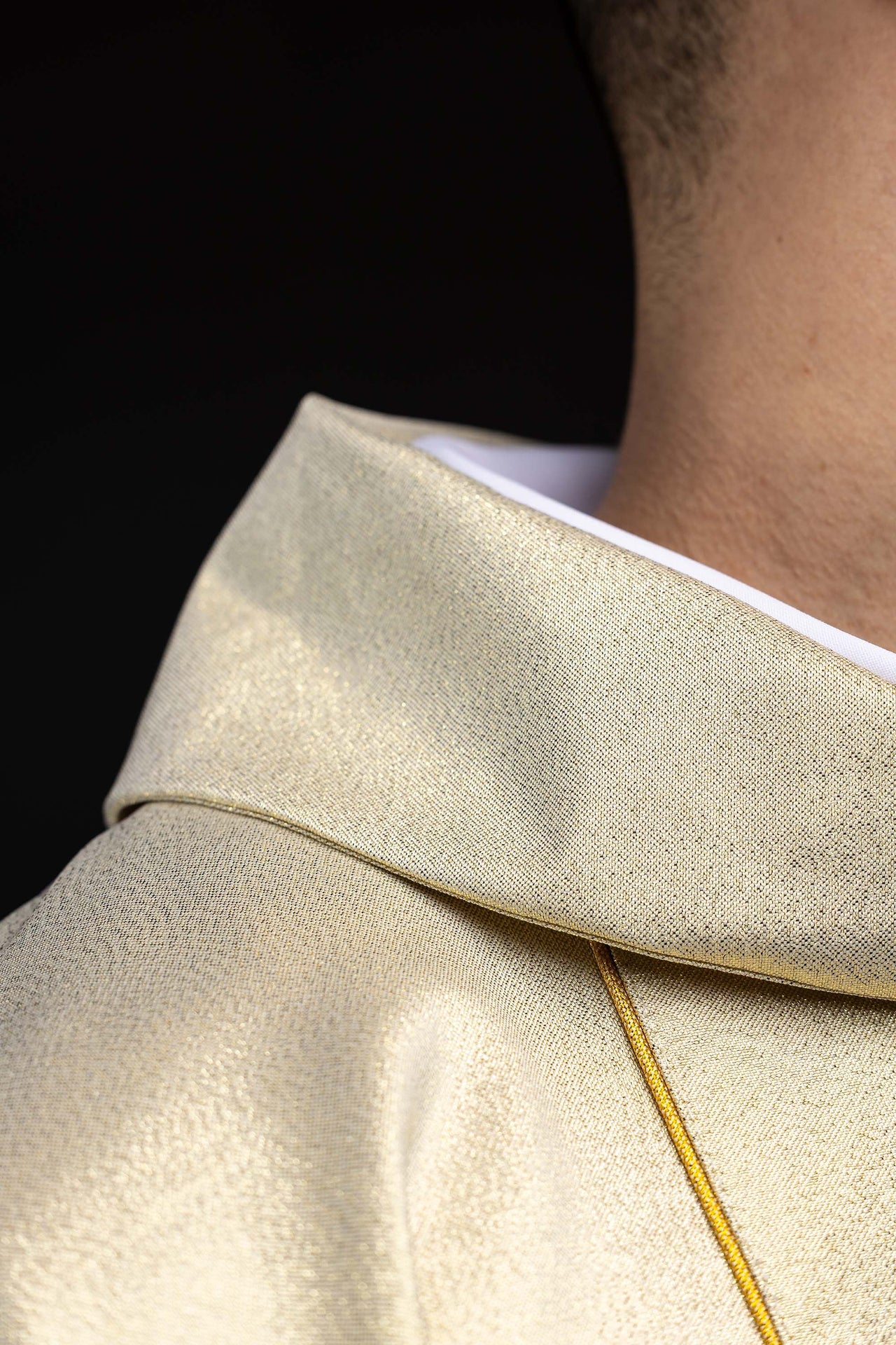 Casula dourada com bordado de cálice eucarístico - chasubles.com.br