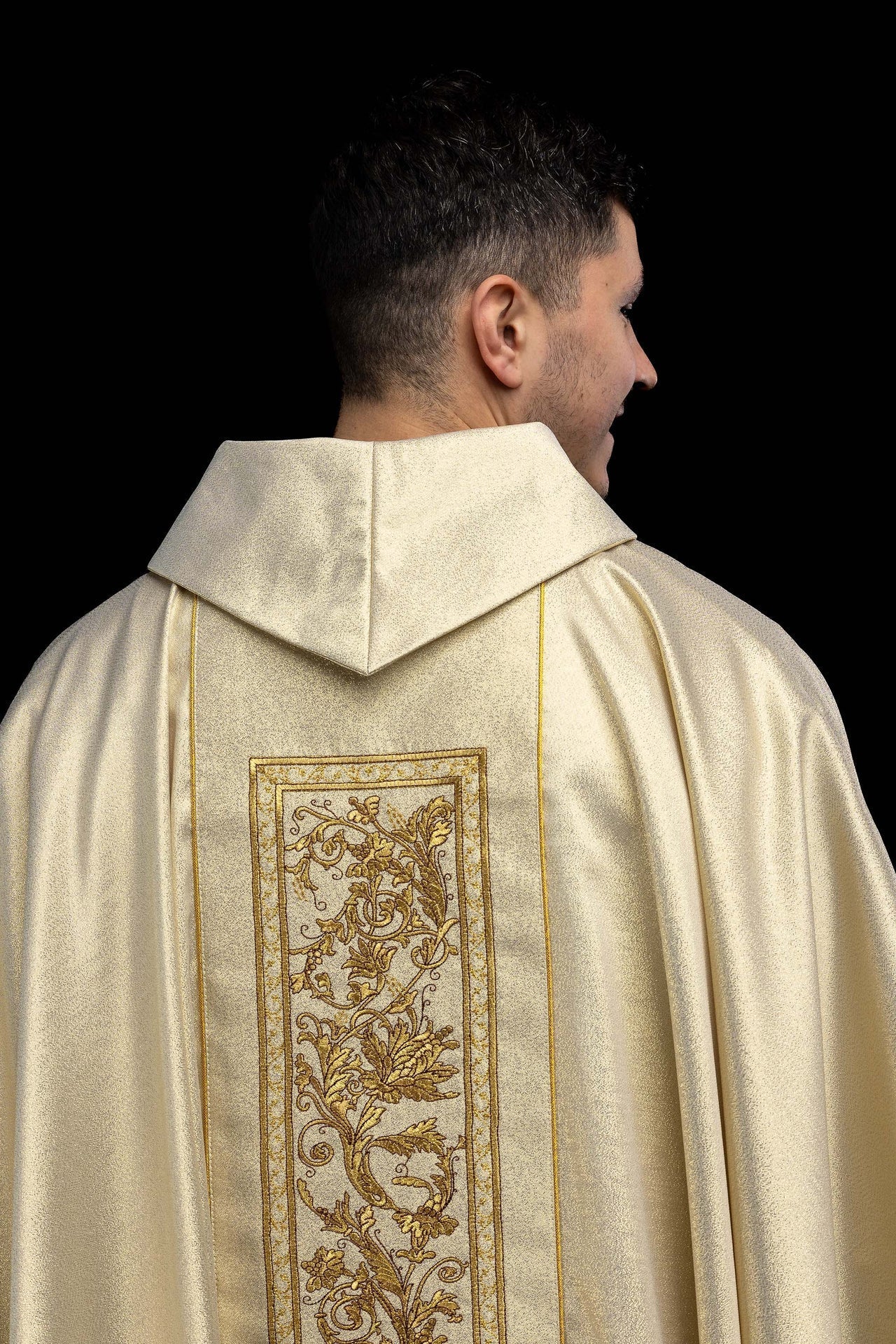 Casula dourada com bordado de cálice eucarístico - chasubles.com.br