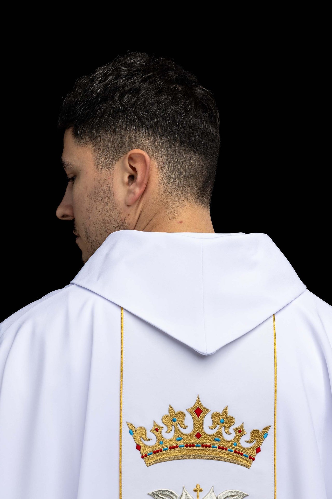 Casula litúrgica mariana bordada com coroa, branca