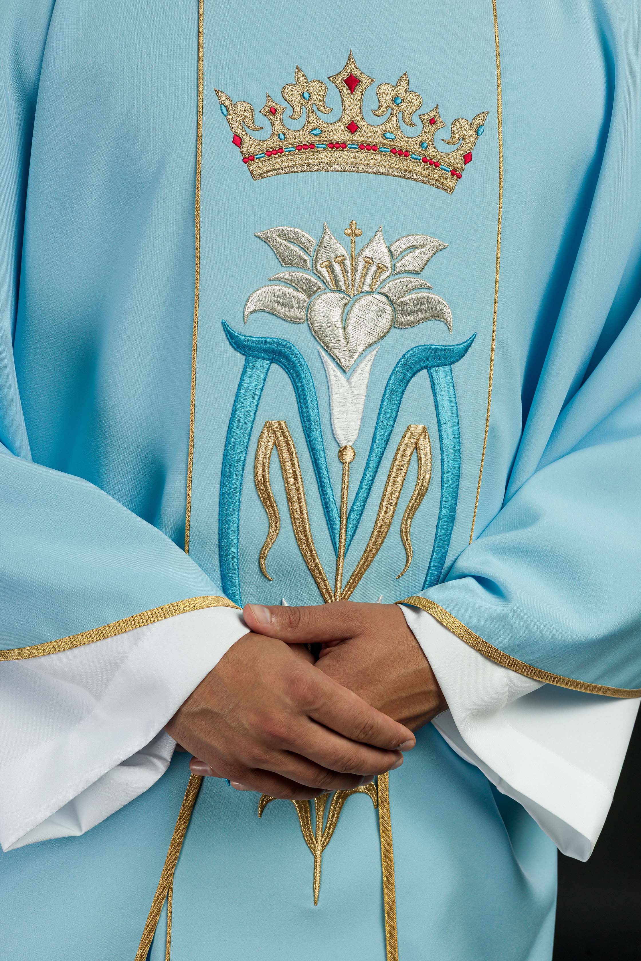 Casula litúrgica mariana bordada com coroa azul