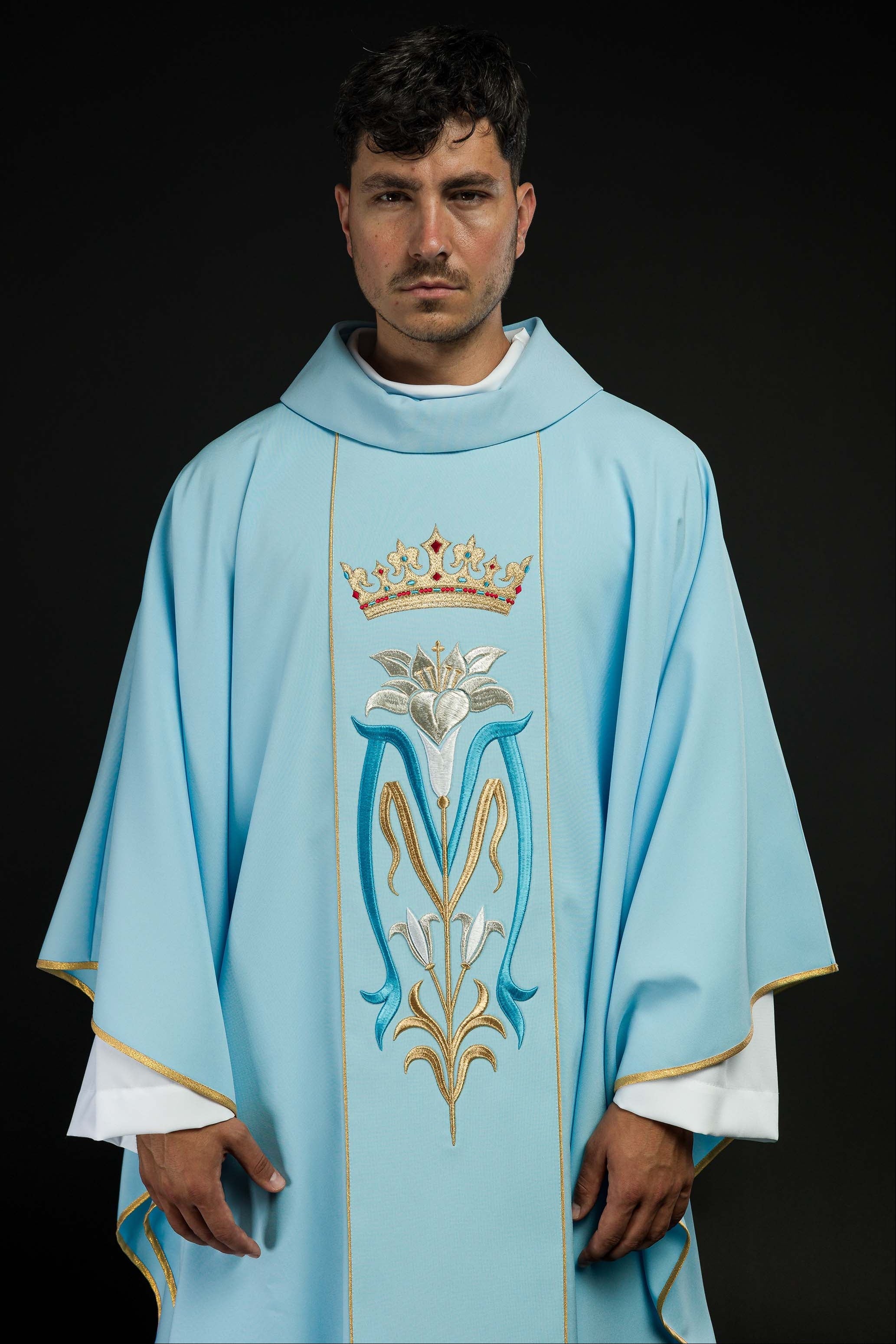Casula litúrgica mariana bordada com coroa azul