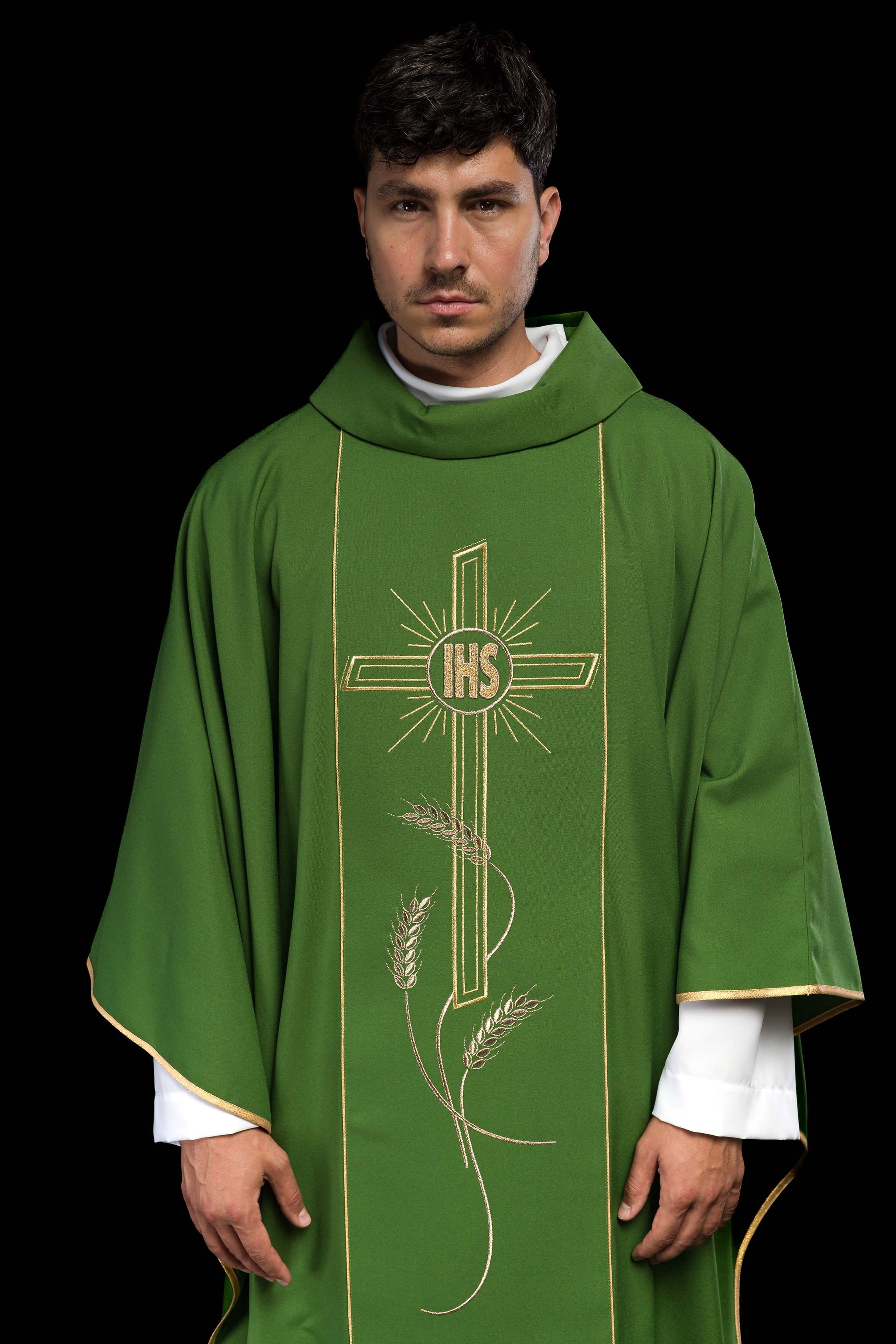 Casula verde com faixa larga bordada em dourado e Cruz IHS - chasubles.com.br