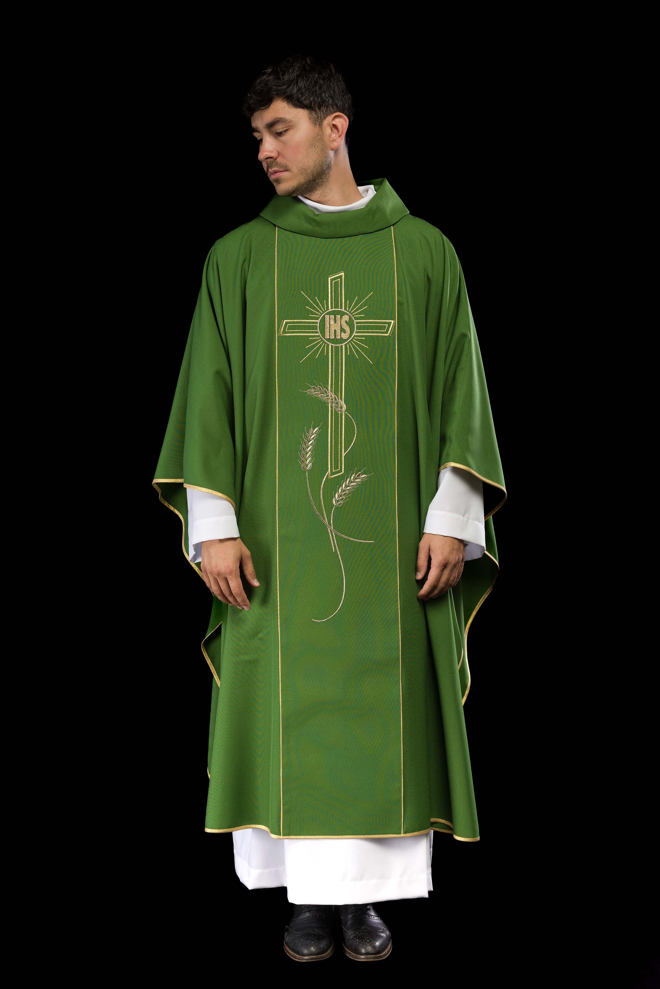 Casula verde com faixa larga bordada em dourado e Cruz IHS - chasubles.com.br
