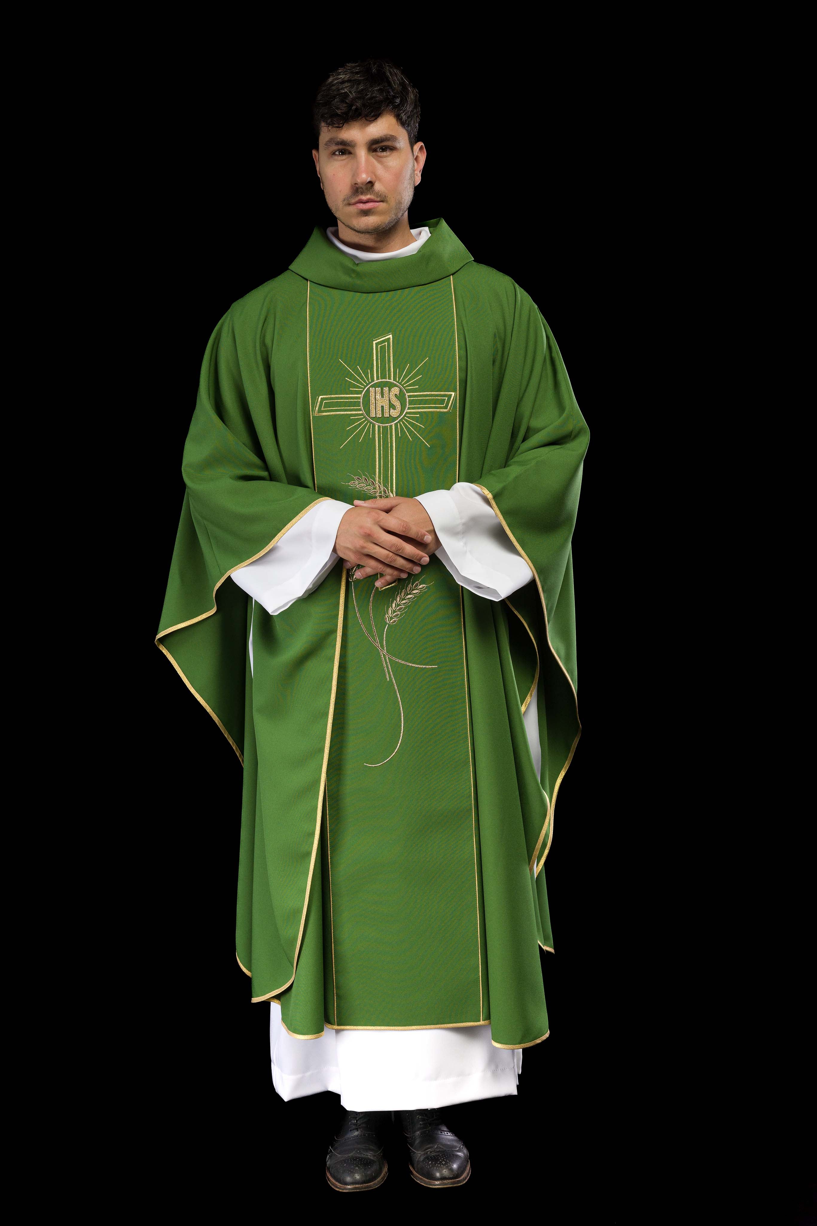 Casula verde com faixa larga bordada em dourado e Cruz IHS - chasubles.com.br