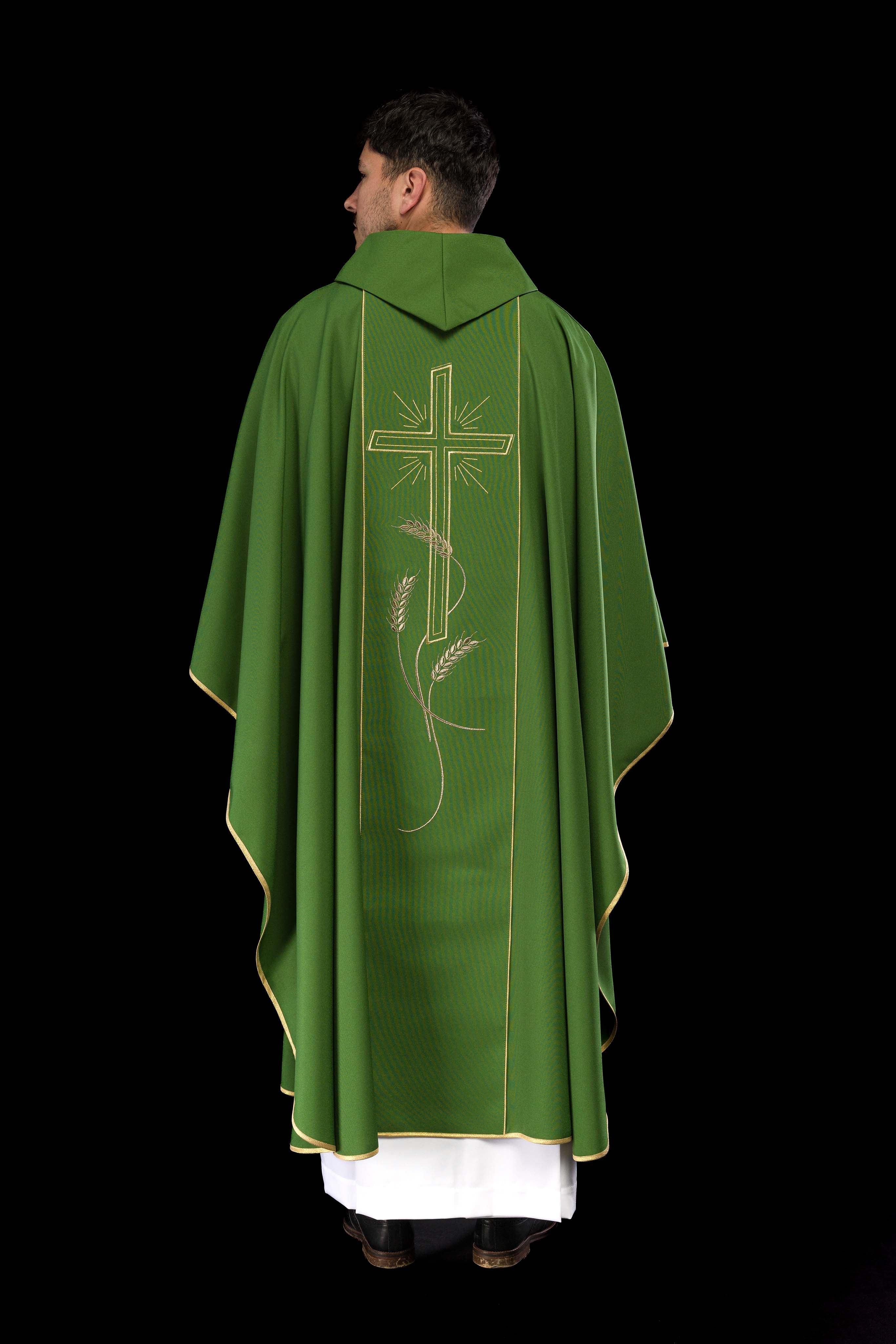 Casula verde com faixa larga bordada em dourado e Cruz IHS - chasubles.com.br