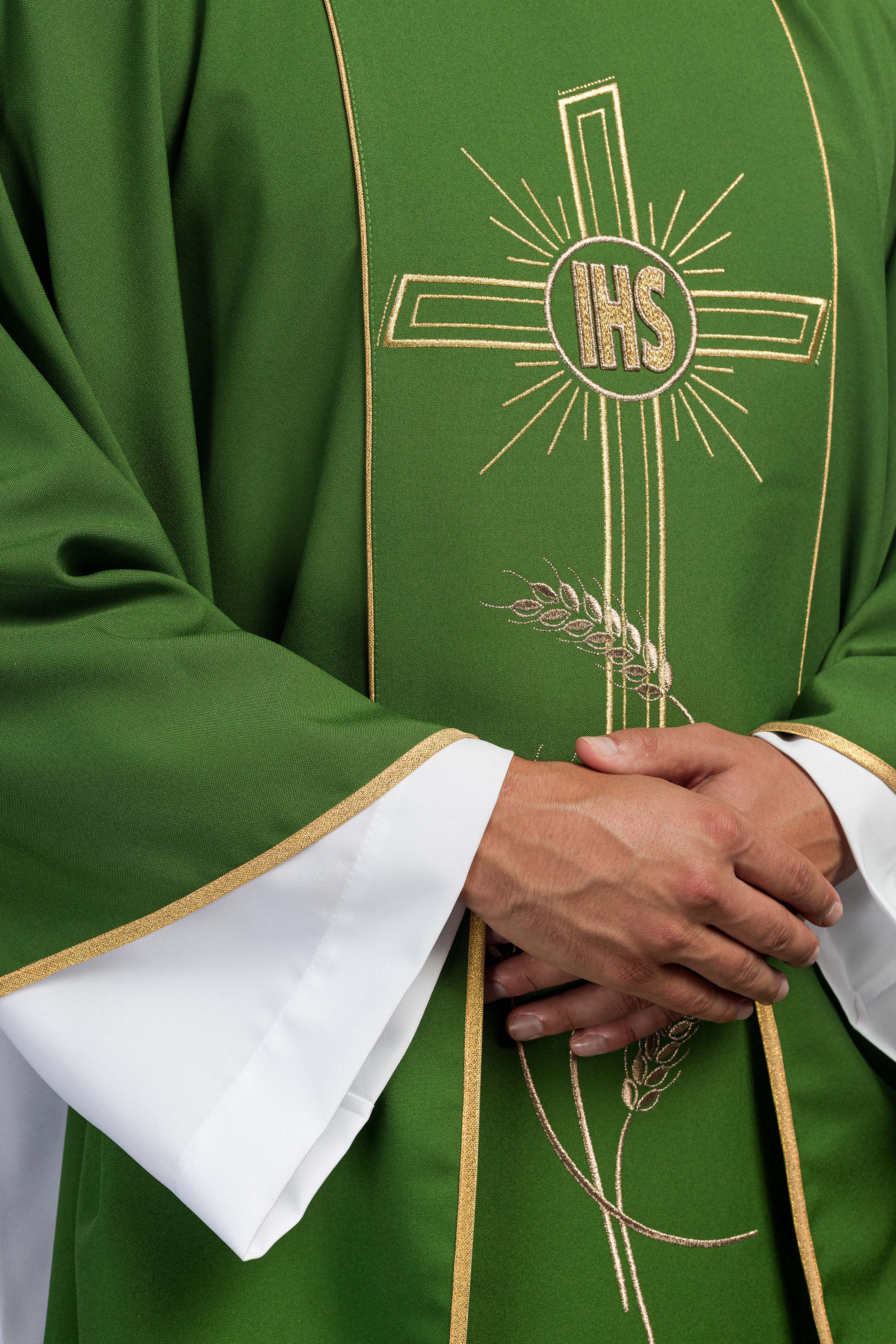 Casula verde com faixa larga bordada em dourado e Cruz IHS - chasubles.com.br