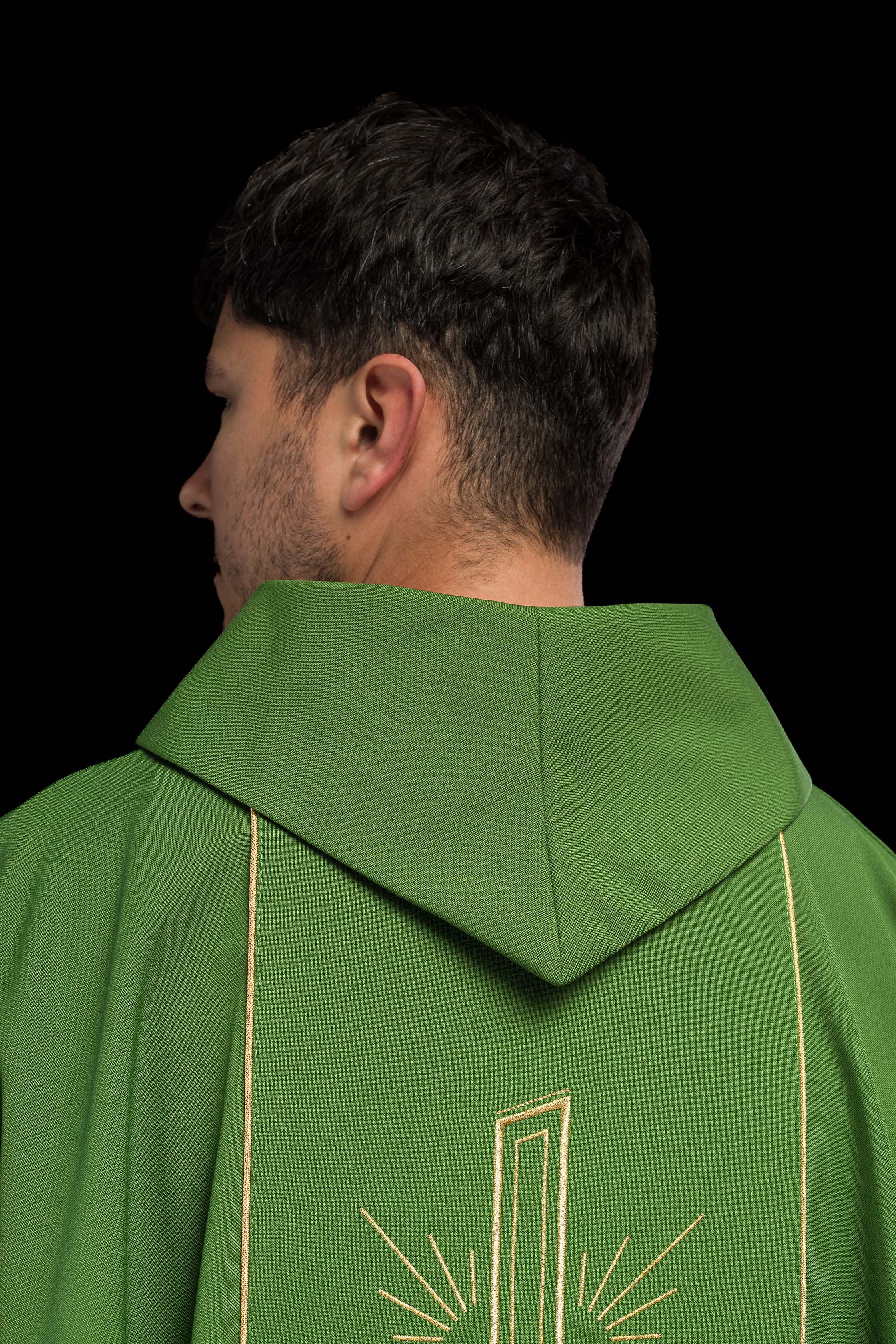 Casula verde com faixa larga bordada em dourado e Cruz IHS - chasubles.com.br