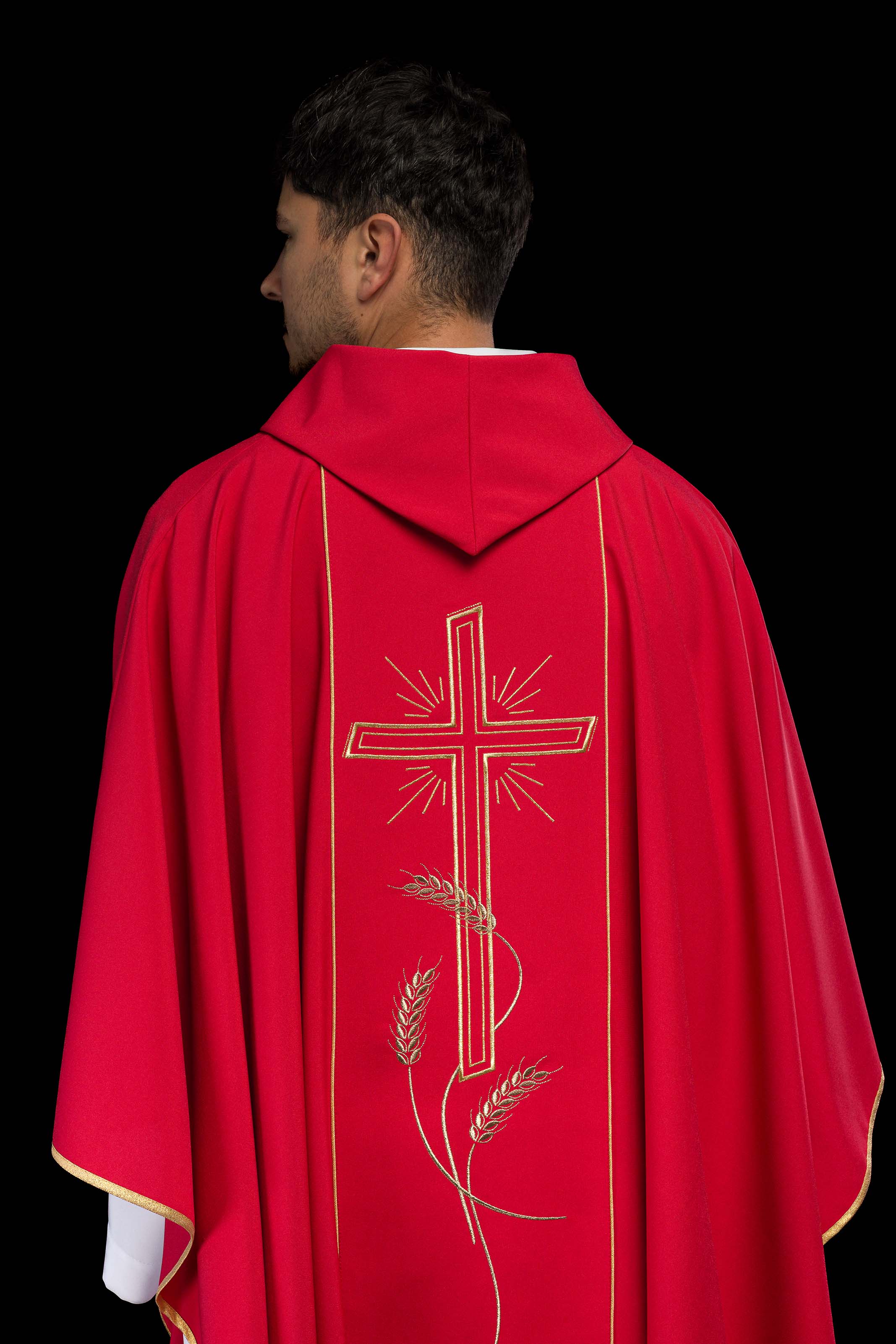 Casula vermelha com faixa larga bordada dourada Cruz IHS - chasubles.com.br