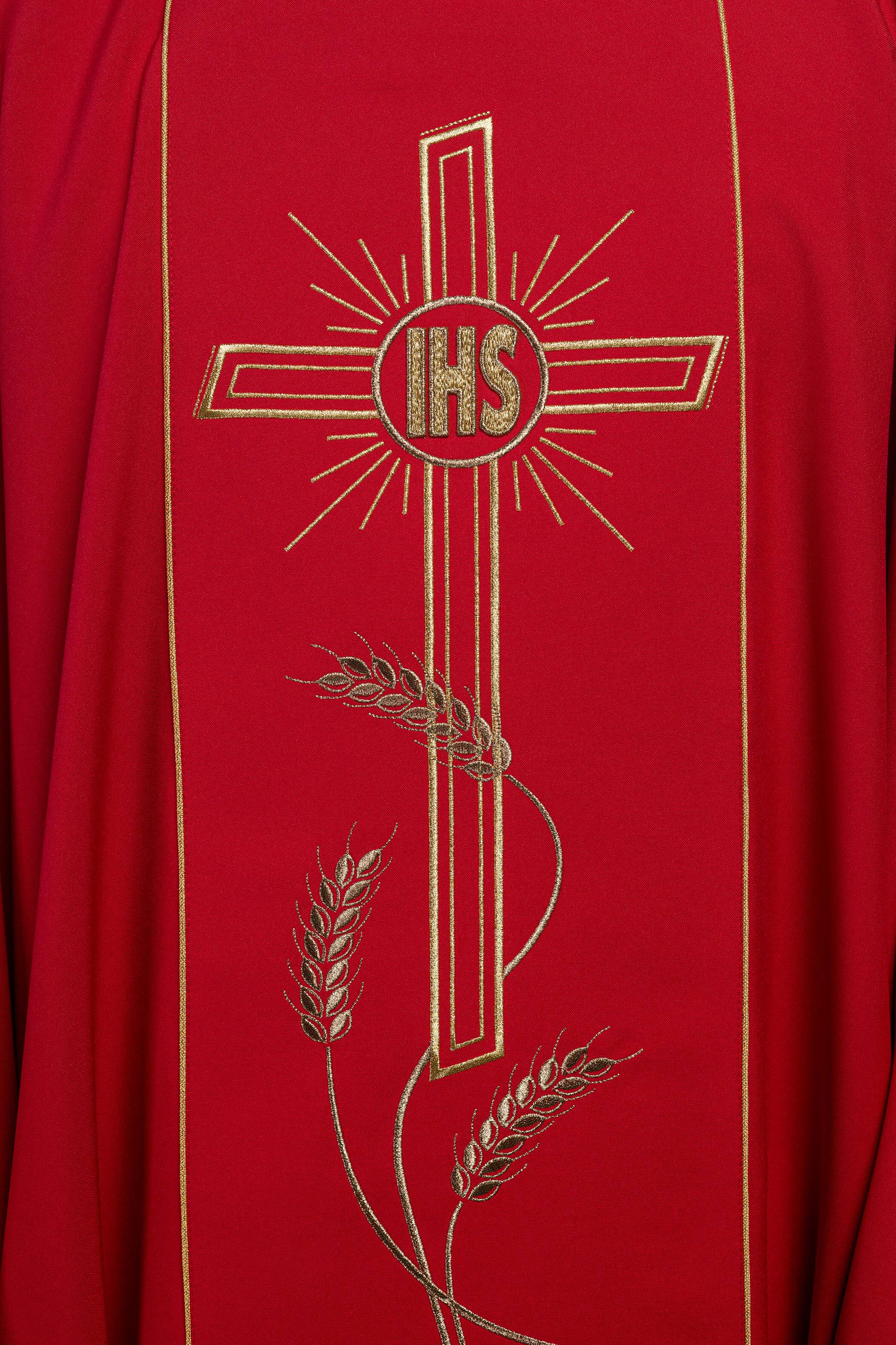 Casula vermelha com faixa larga bordada dourada Cruz IHS - chasubles.com.br