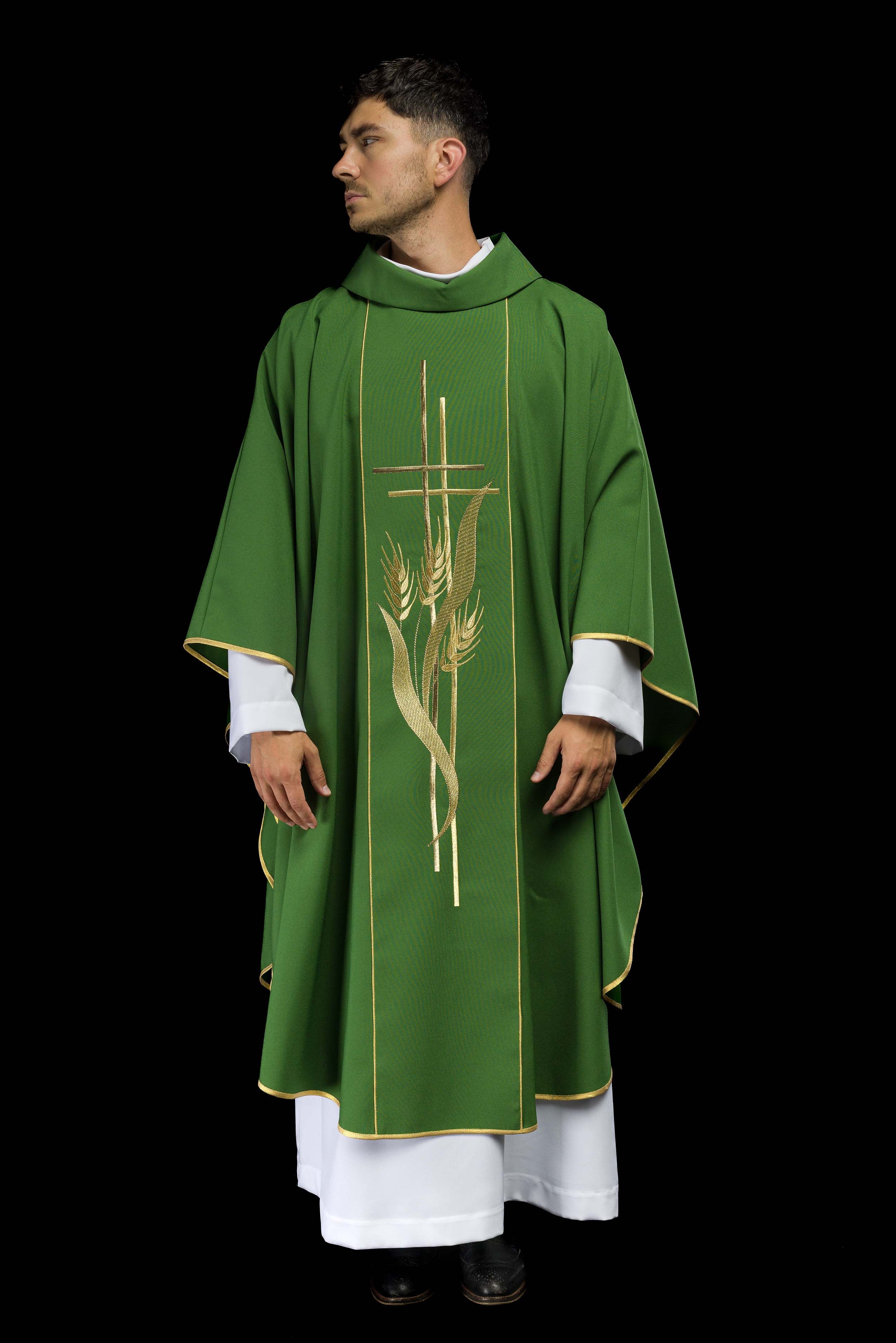 Casula verde bordada com motivos de cruz e espigas - chasubles.com.br