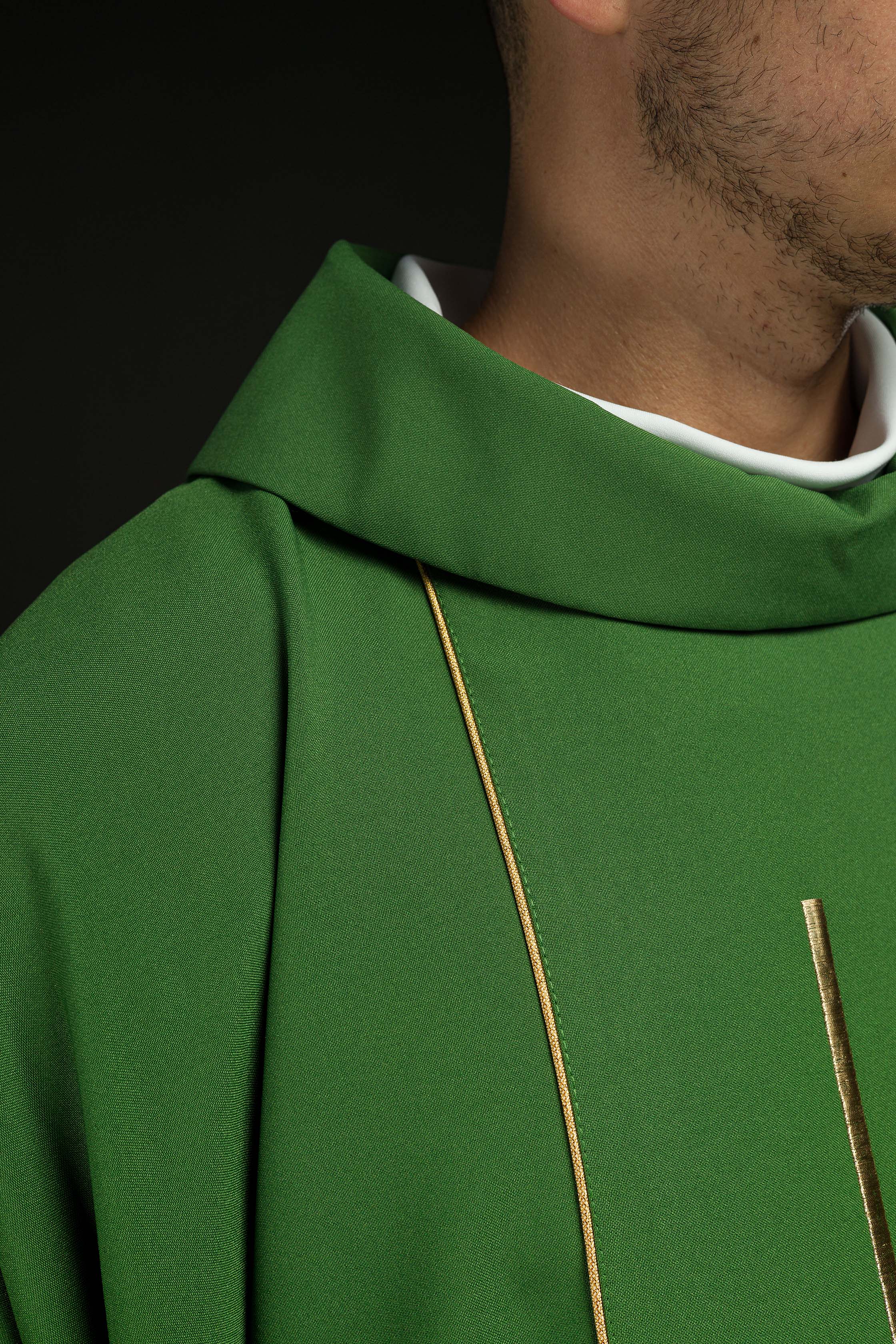 Casula verde bordada com motivos de cruz e espigas - chasubles.com.br