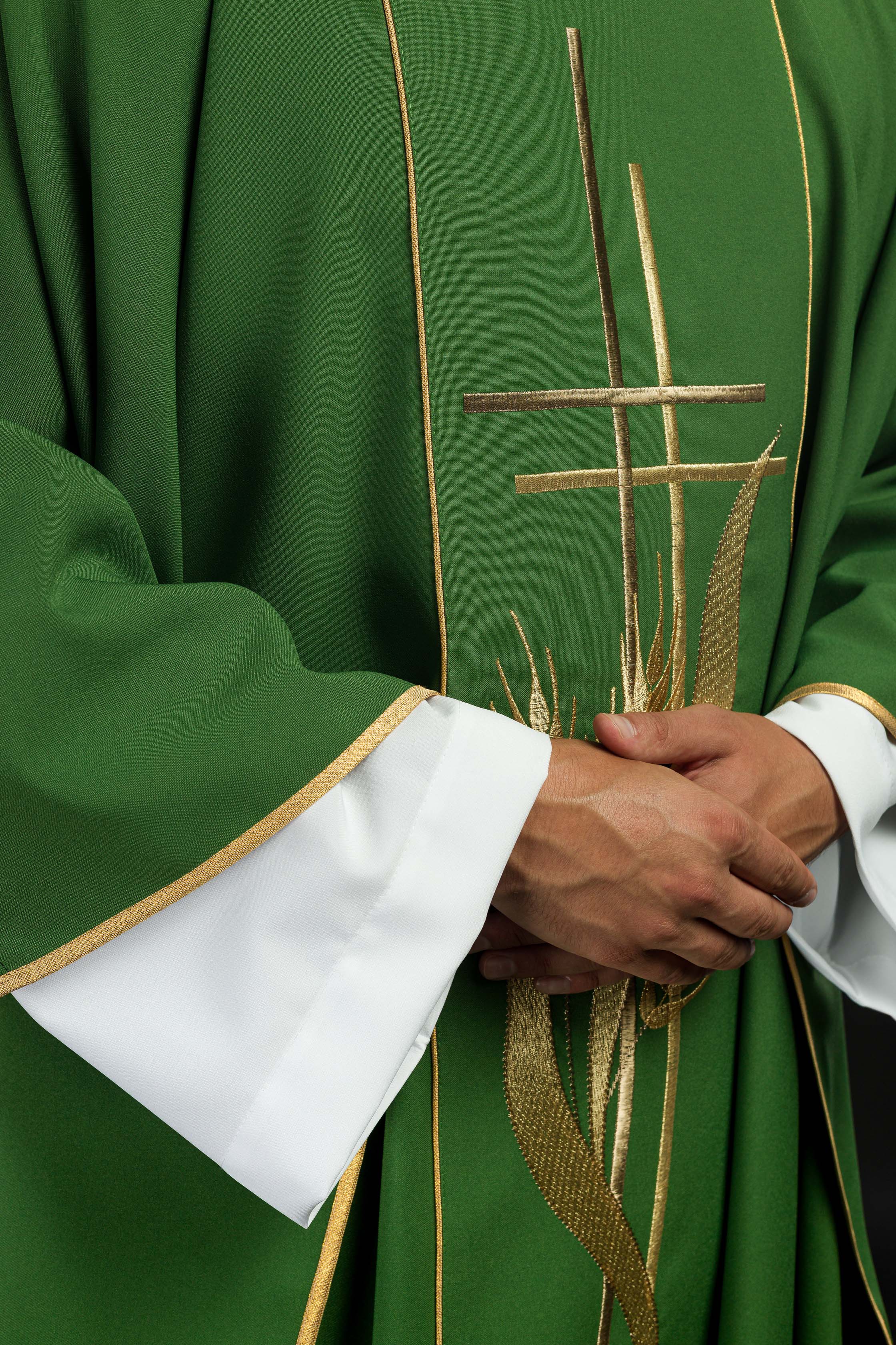 Casula verde bordada com motivos de cruz e espigas - chasubles.com.br