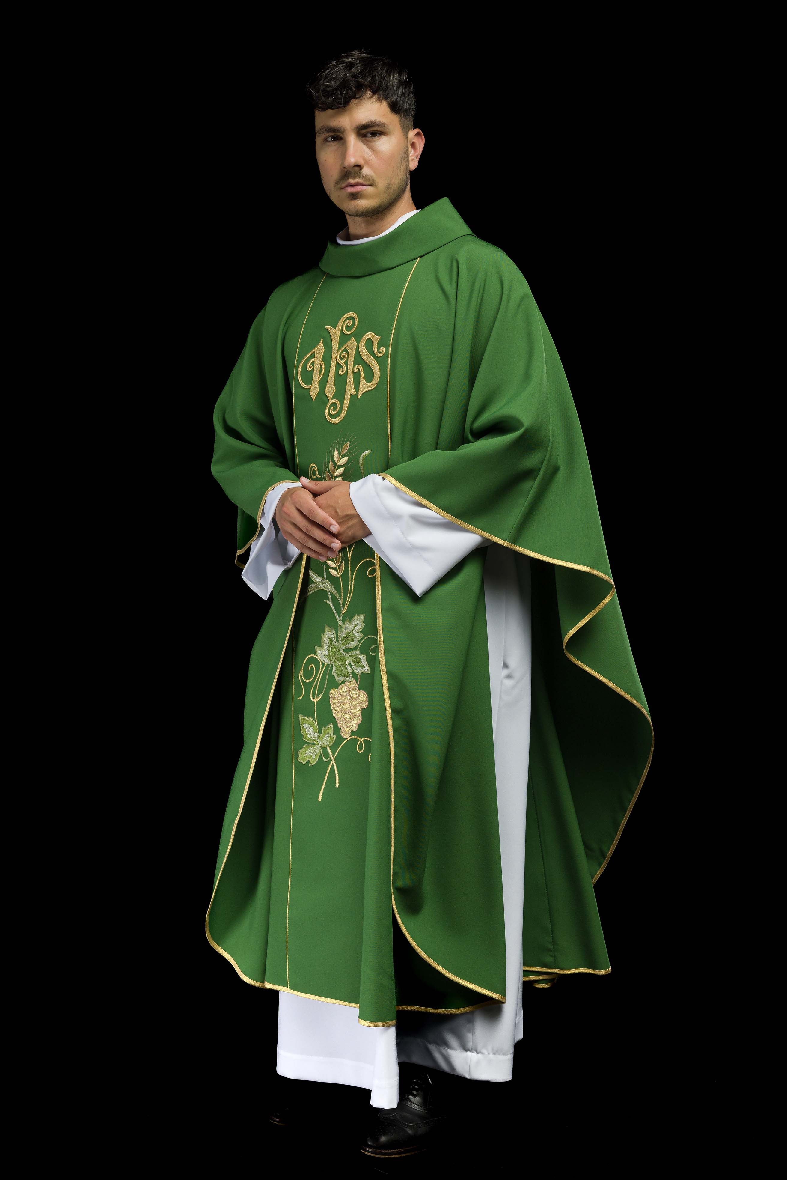 Casula verde com faixa bordada IHS, espigas e uvas - chasubles.com.br