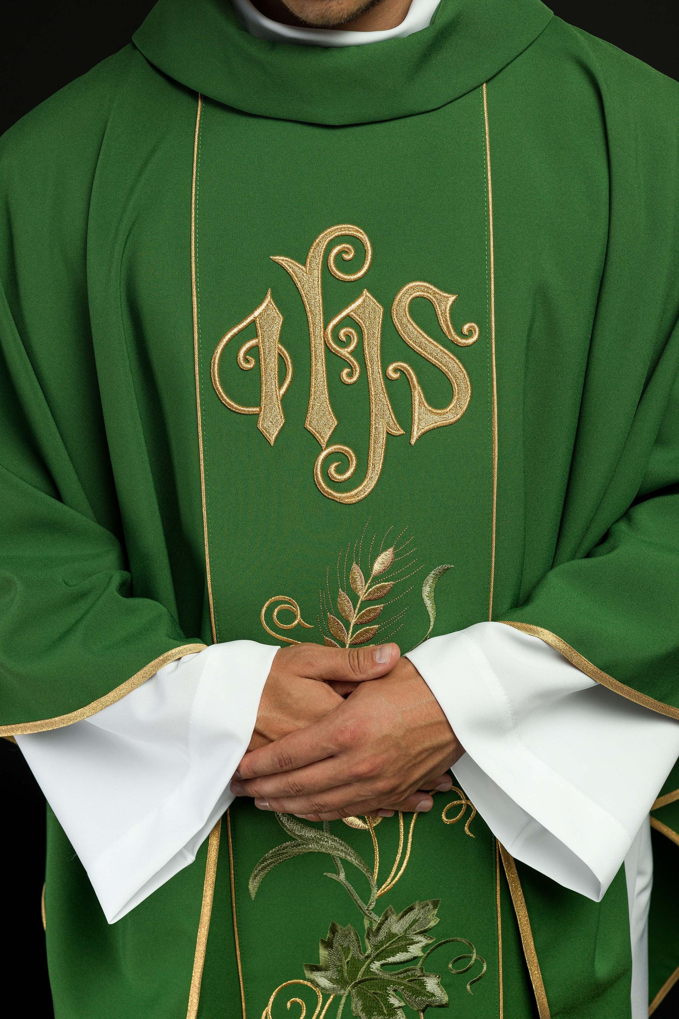 Casula verde com faixa bordada IHS, espigas e uvas - chasubles.com.br