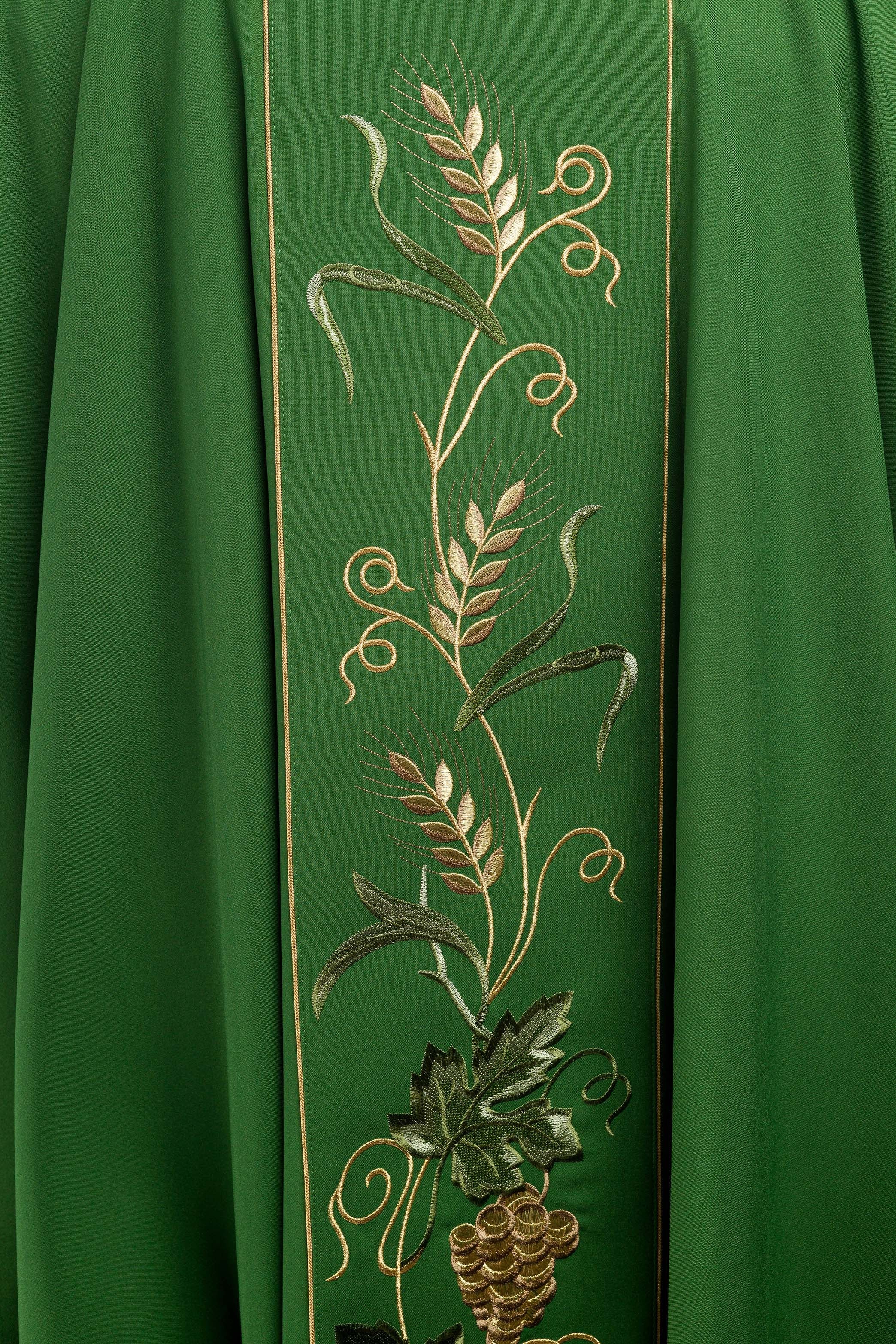 Casula verde com faixa bordada IHS, espigas e uvas - chasubles.com.br