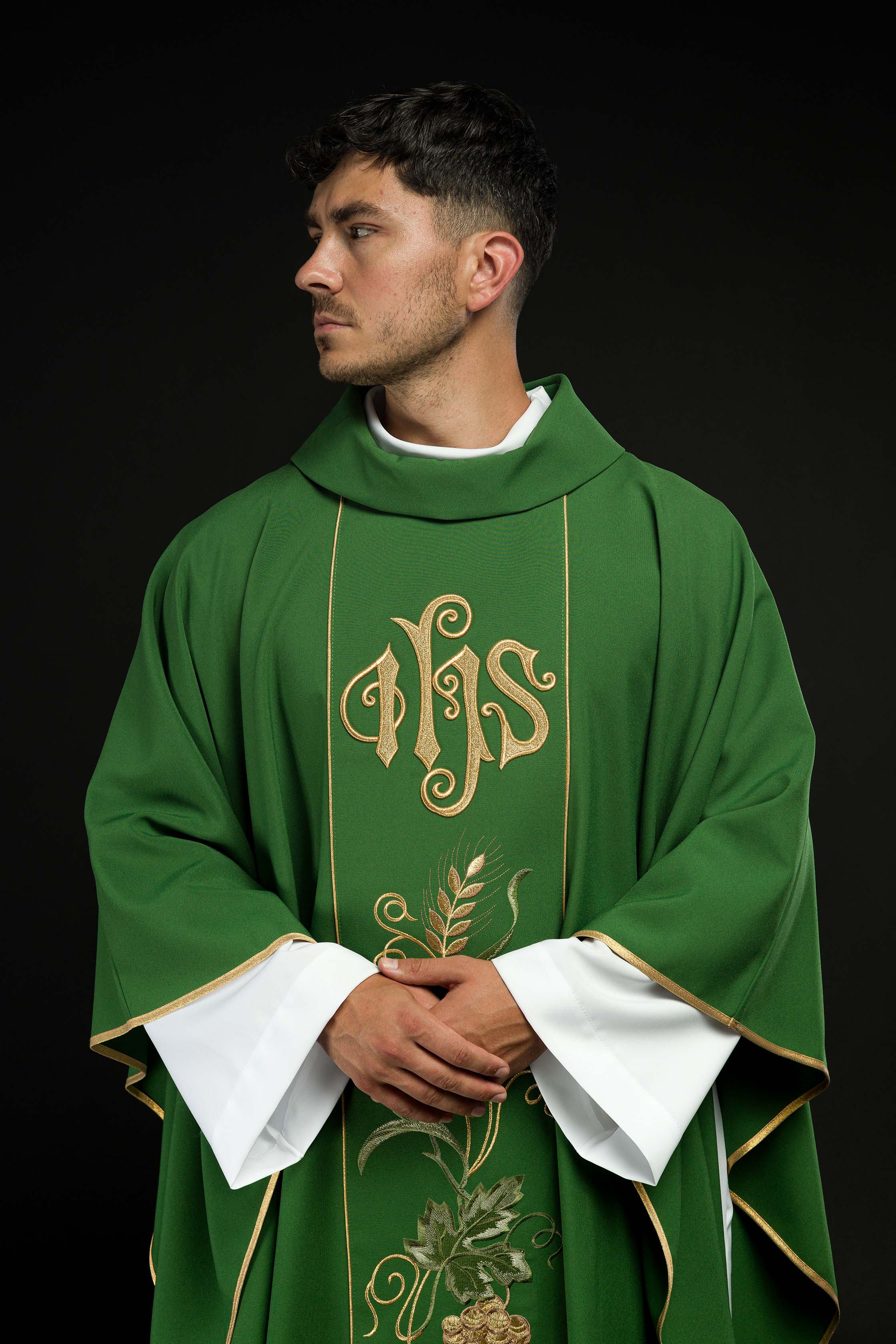 Casula verde com faixa bordada IHS, espigas e uvas - chasubles.com.br