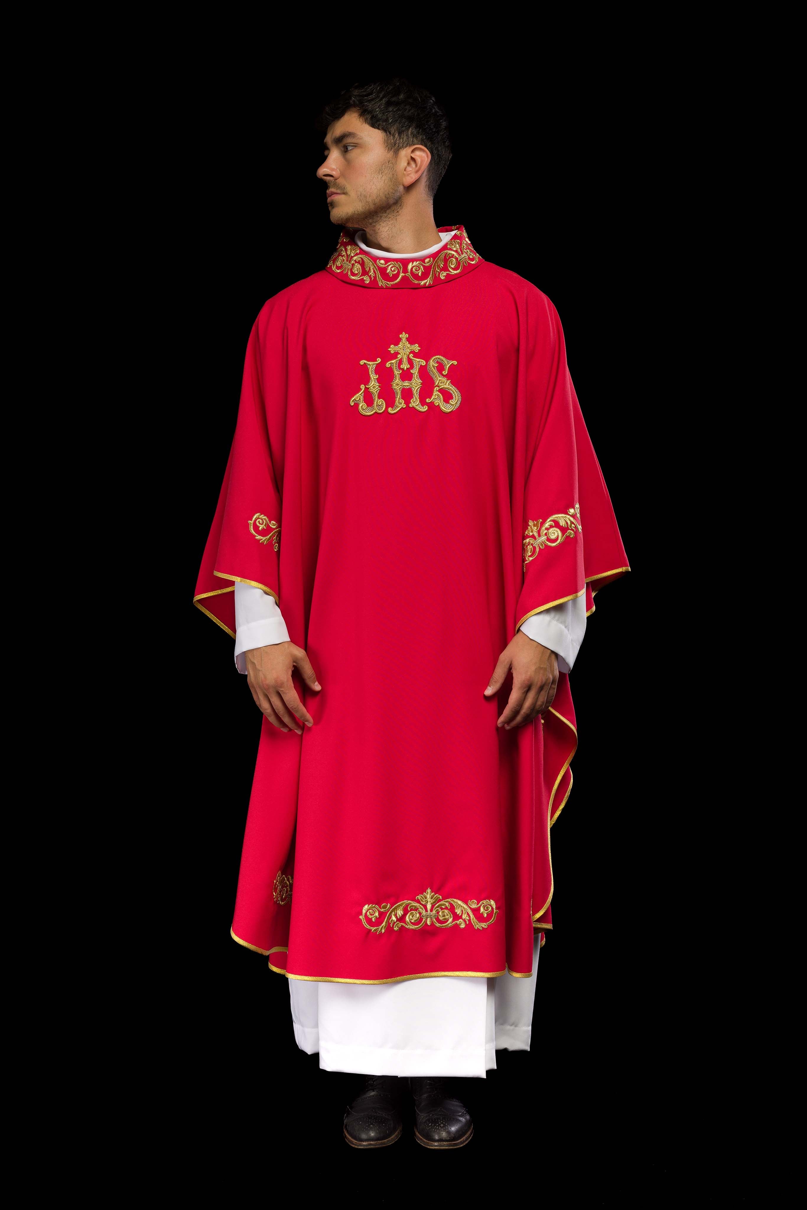 Casula vermelha com bordado dourado IHS e acabamento decorativo - chasubles.com.br