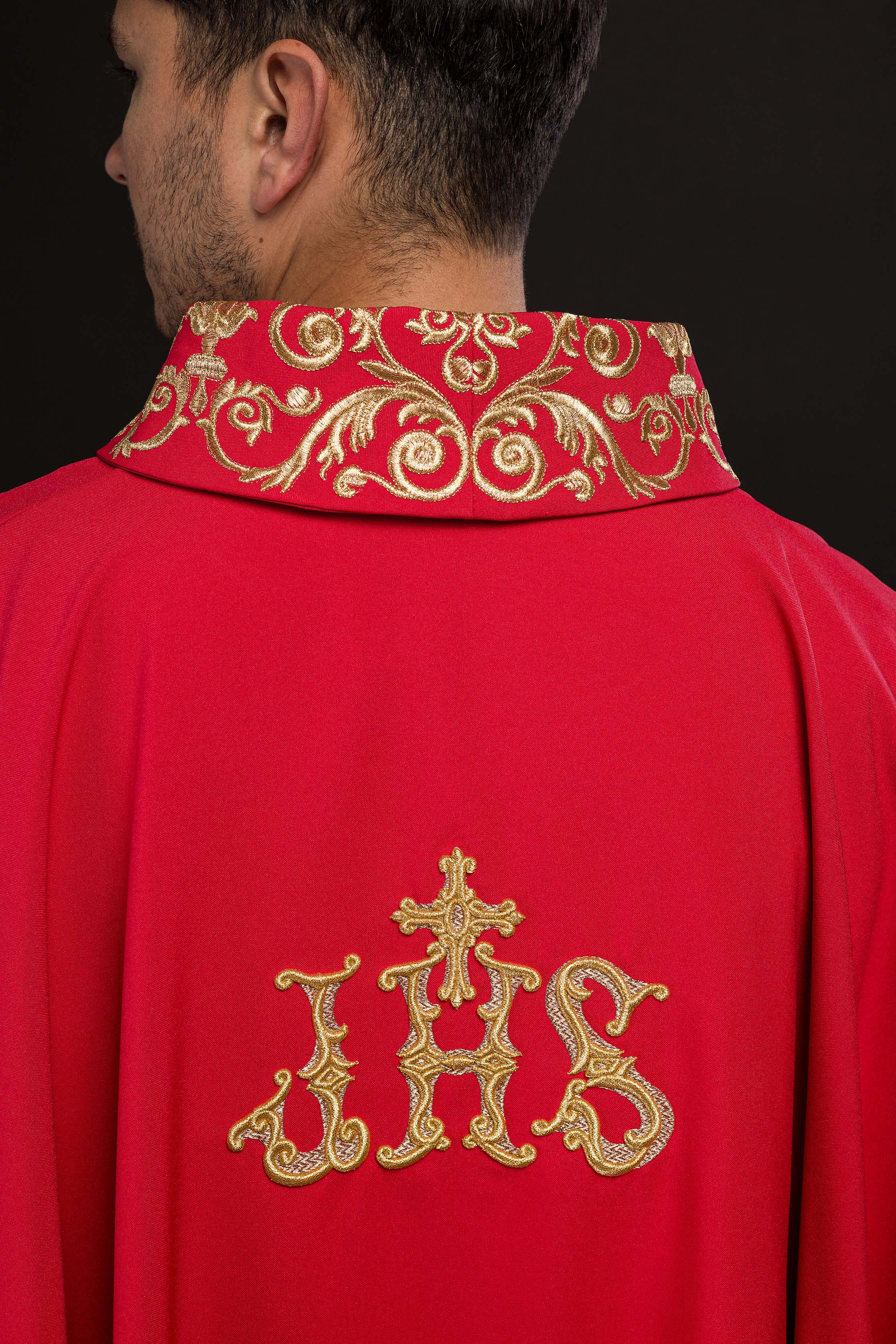 Casula vermelha com bordado dourado IHS e acabamento decorativo - chasubles.com.br