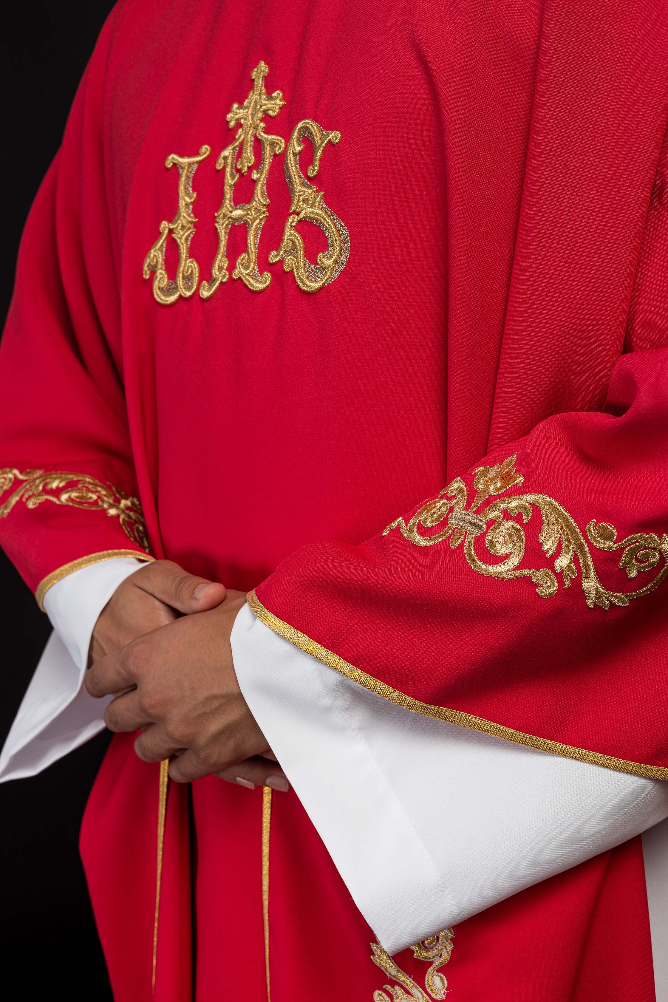 Casula vermelha com bordado dourado IHS e acabamento decorativo - chasubles.com.br