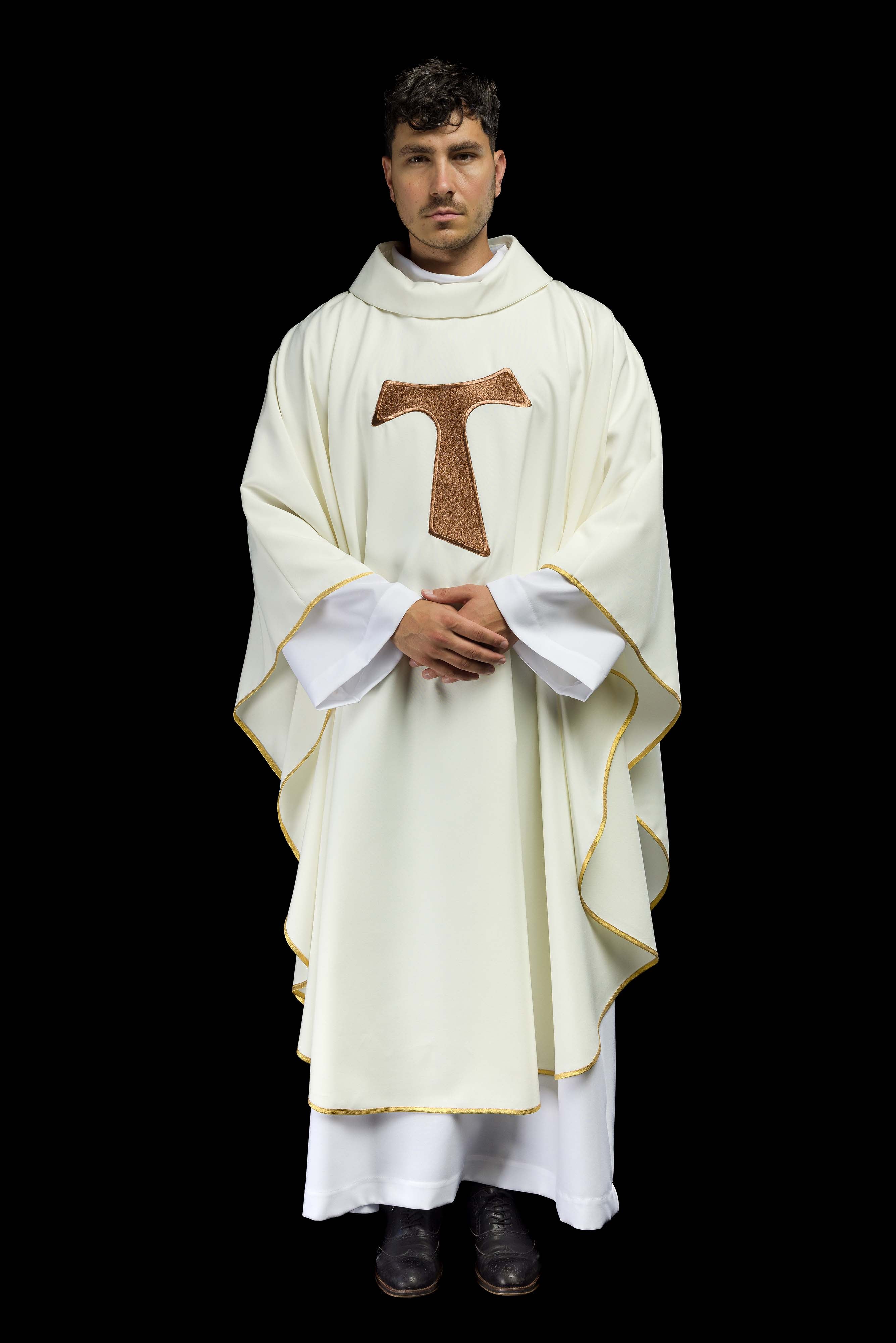 Casula litúrgica creme com cruz franciscana TAU